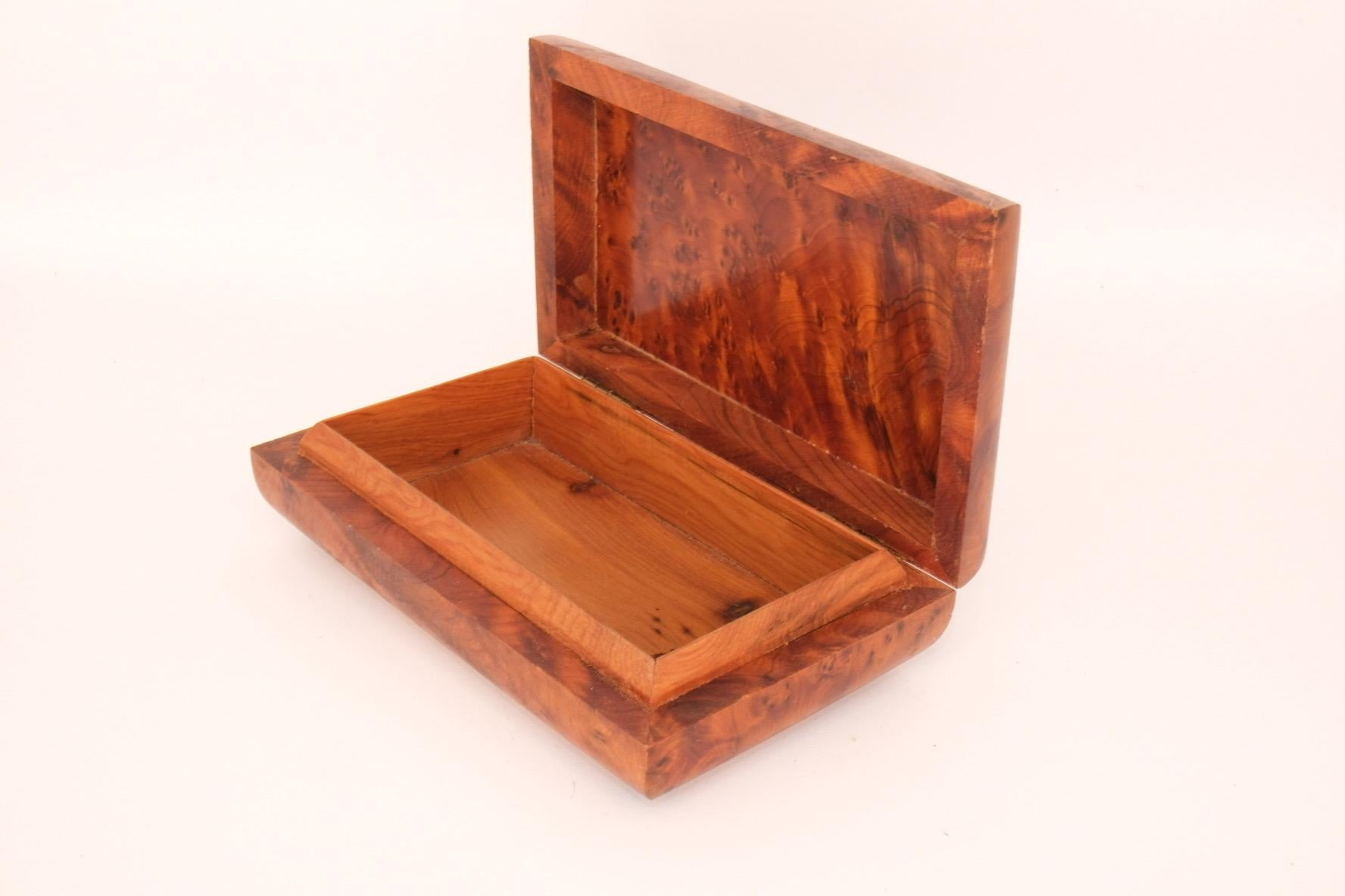 Pareja de Cajas de Madera de Burl de Mediados de Siglo con Rara Veta a Juego siglo XX en venta