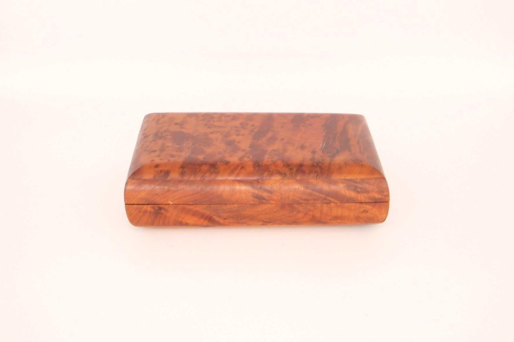 Pareja de Cajas de Madera de Burl de Mediados de Siglo con Rara Veta a Juego en venta 1