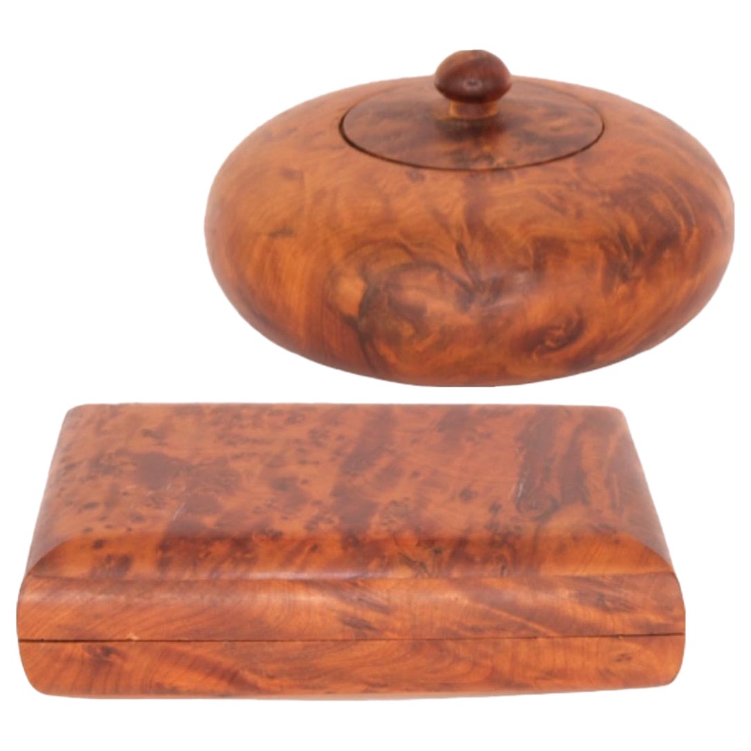 Pareja de Cajas de Madera de Burl de Mediados de Siglo con Rara Veta a Juego en venta