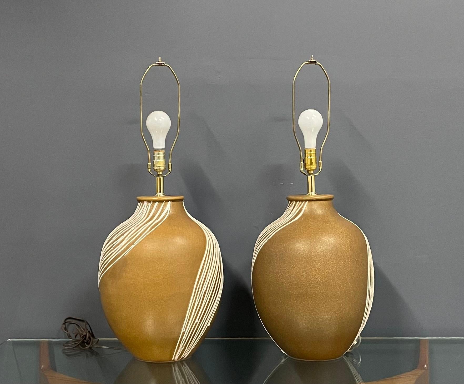 Mid Century Pair of Ceramic Caramel Colored Lamps with White Appliquéd Stripes In Good Condition For Sale In Philadelphia, PA