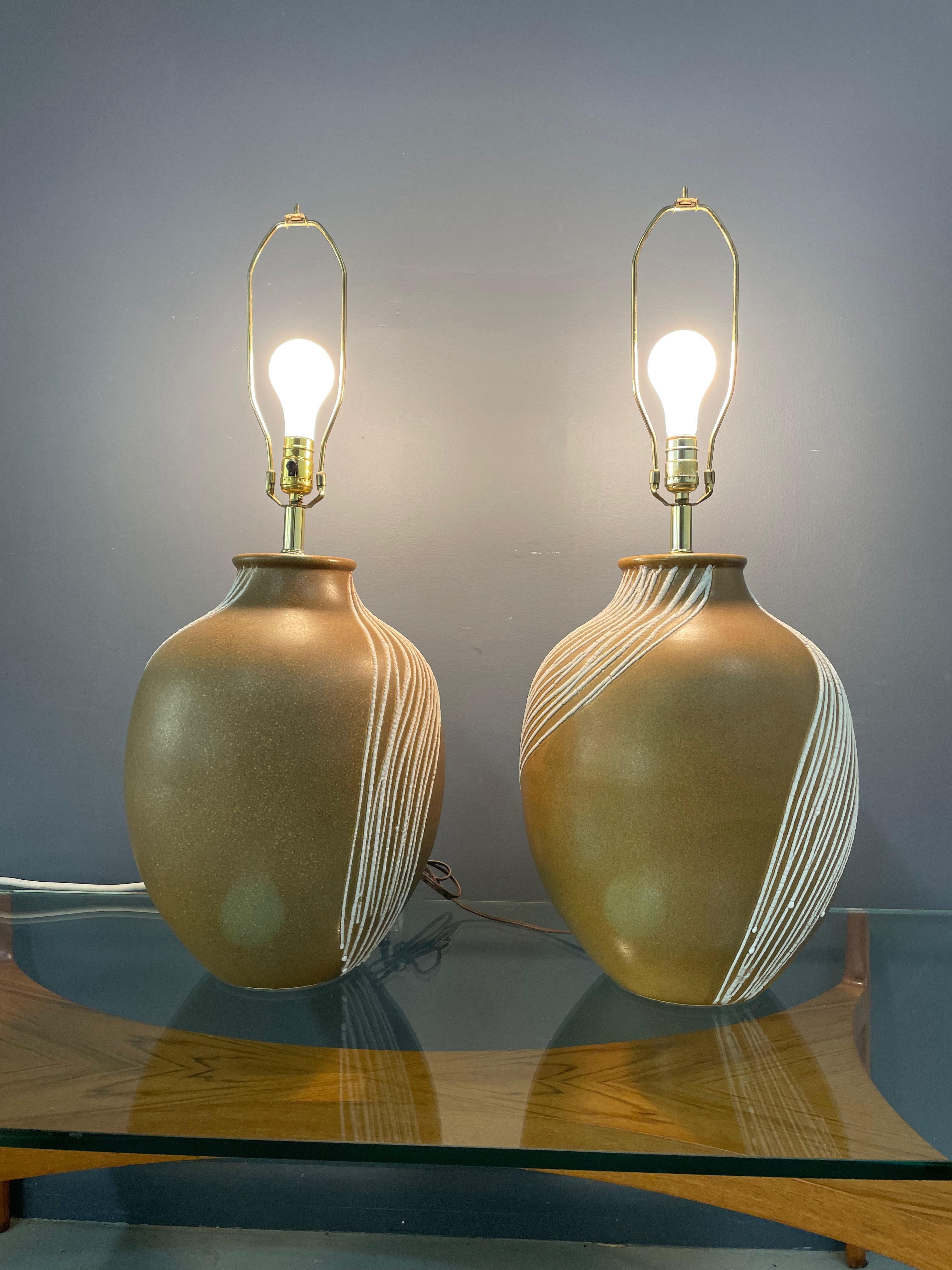 20th Century Mid Century Pair of Ceramic Caramel Colored Lamps with White Appliquéd Stripes For Sale