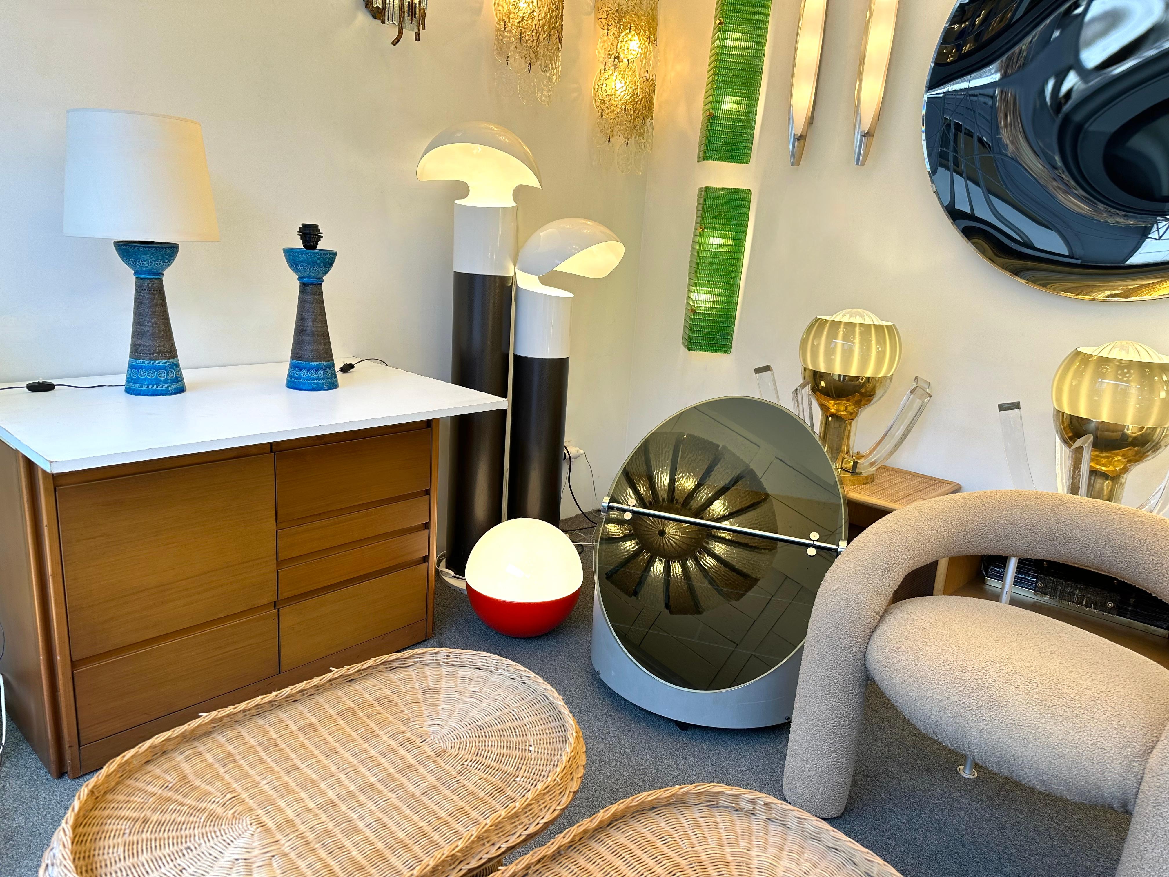 Mid-Century Modern Coppia di lampade da tavolo o da comodino in ceramica smaltata blu con decoro Rimini, realizzate dal designer artista ceramista Aldo Londi per la manifattura Bitossi. Nel mood degli anni '50 Pompeo Pianezzola, Claudio Pulli, Roger