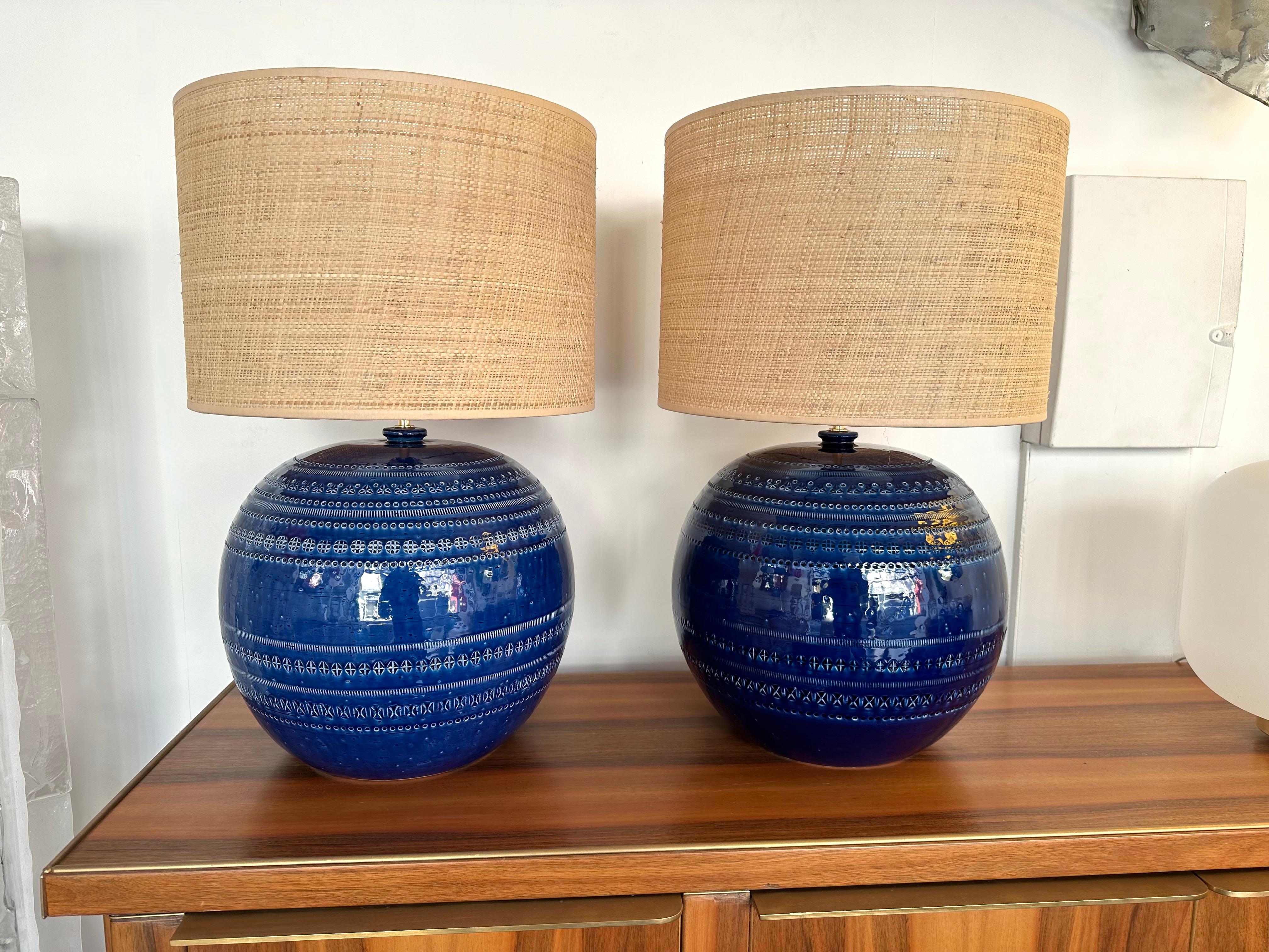 Mid-Century Modern Pair of table or bedside lamps in blue enameled ceramic terracotta Rimini decor, brass detail by the italian design manufacture Bitossi. In the mood of 1950s Pompeo Pianezzola, Claudio Pulli, Roger Capron, Borderie, Les Frères