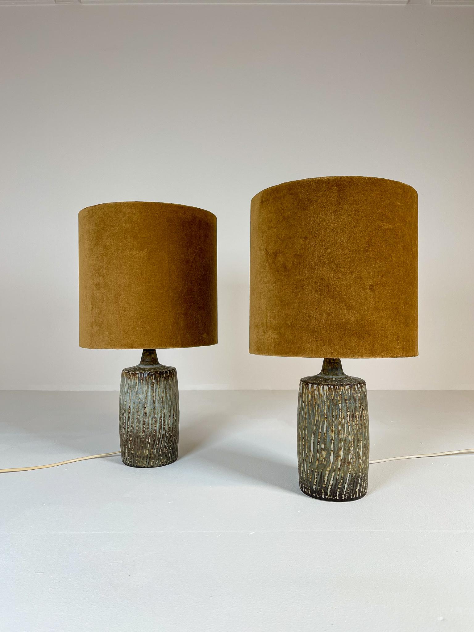 Pair of table lamps in ceramic named Rubus and designed by one of the ceramic designer icons of Sweden Gunnar Nylund. 

Good vintage condition, new silk shade. 

Measures: Ceramics H 31, D 12 cm with shade H 50 cm, D 30.

 

 
