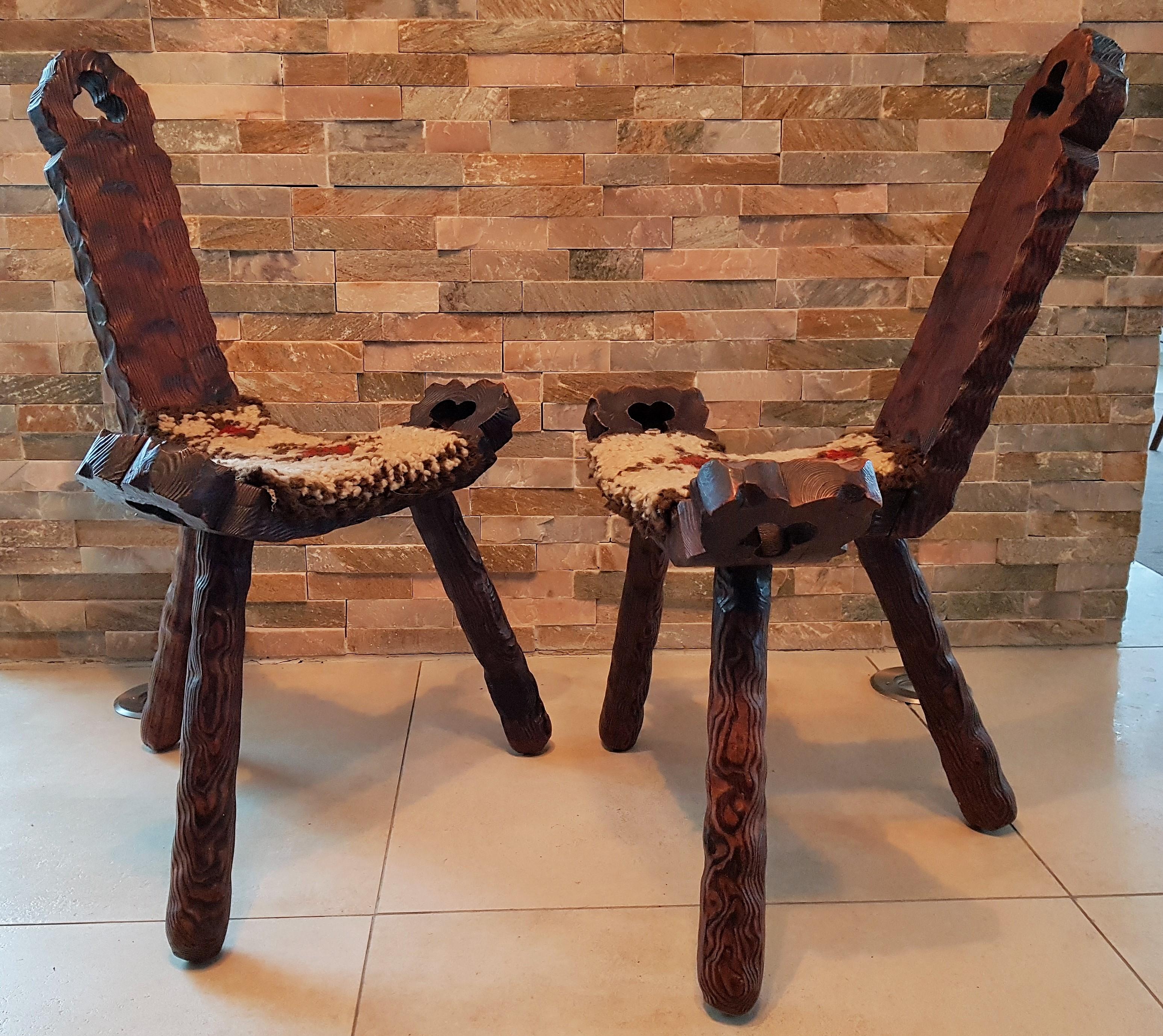 Paar Stühle oder Hocker aus der Mitte des Jahrhunderts, im Stil der Designs des Herstellers Les Arcs, Frankreich 1960er Jahre. Sitze mit Teppichen. In sehr gutem Vintage-Zustand. Solide und stabil.
Brutalistisches, rustikales, minimales Design.


 