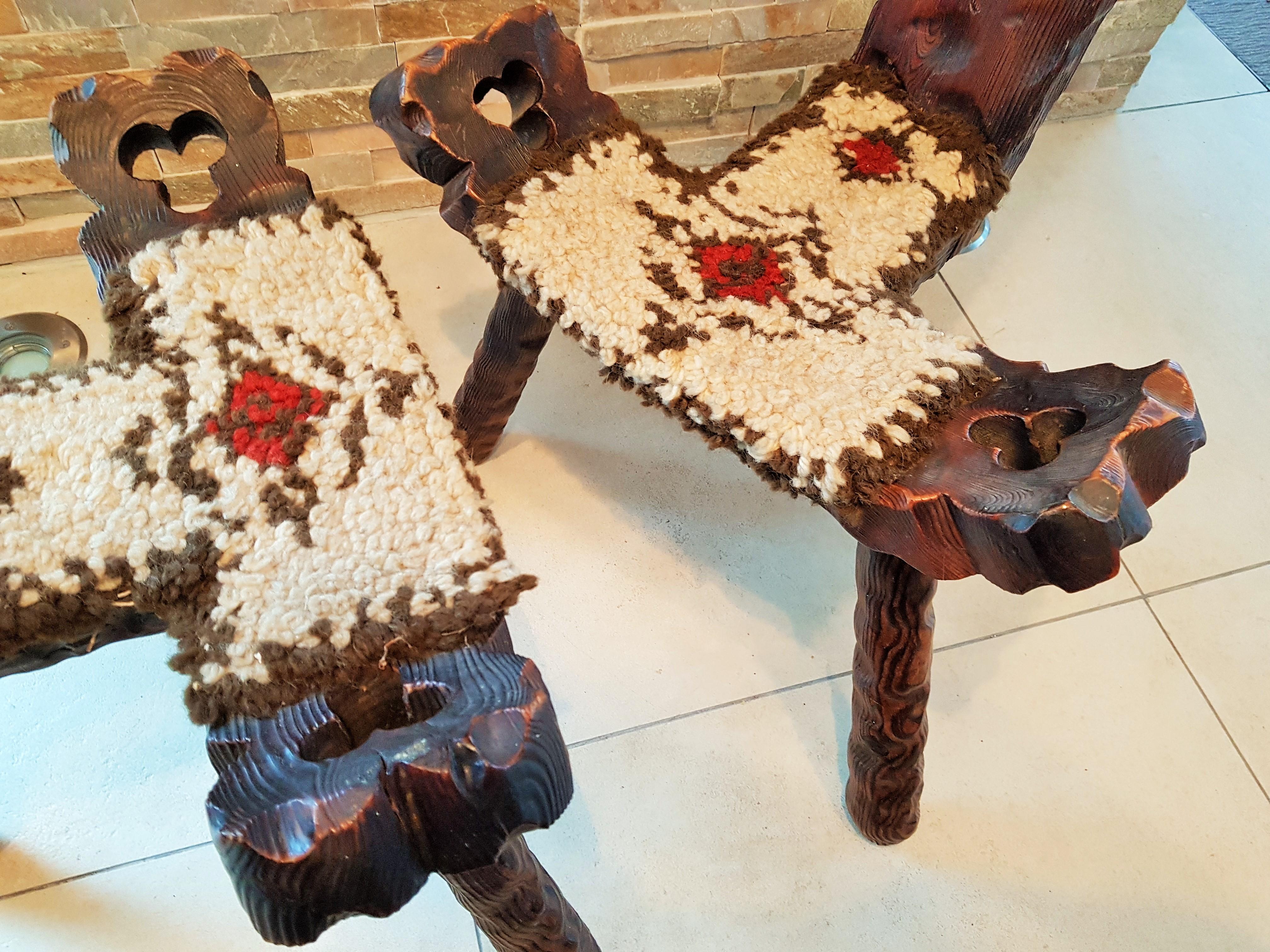 Midcentury Paar Stühle Hocker Minimal Rustikal Primitiv (Holz) im Angebot