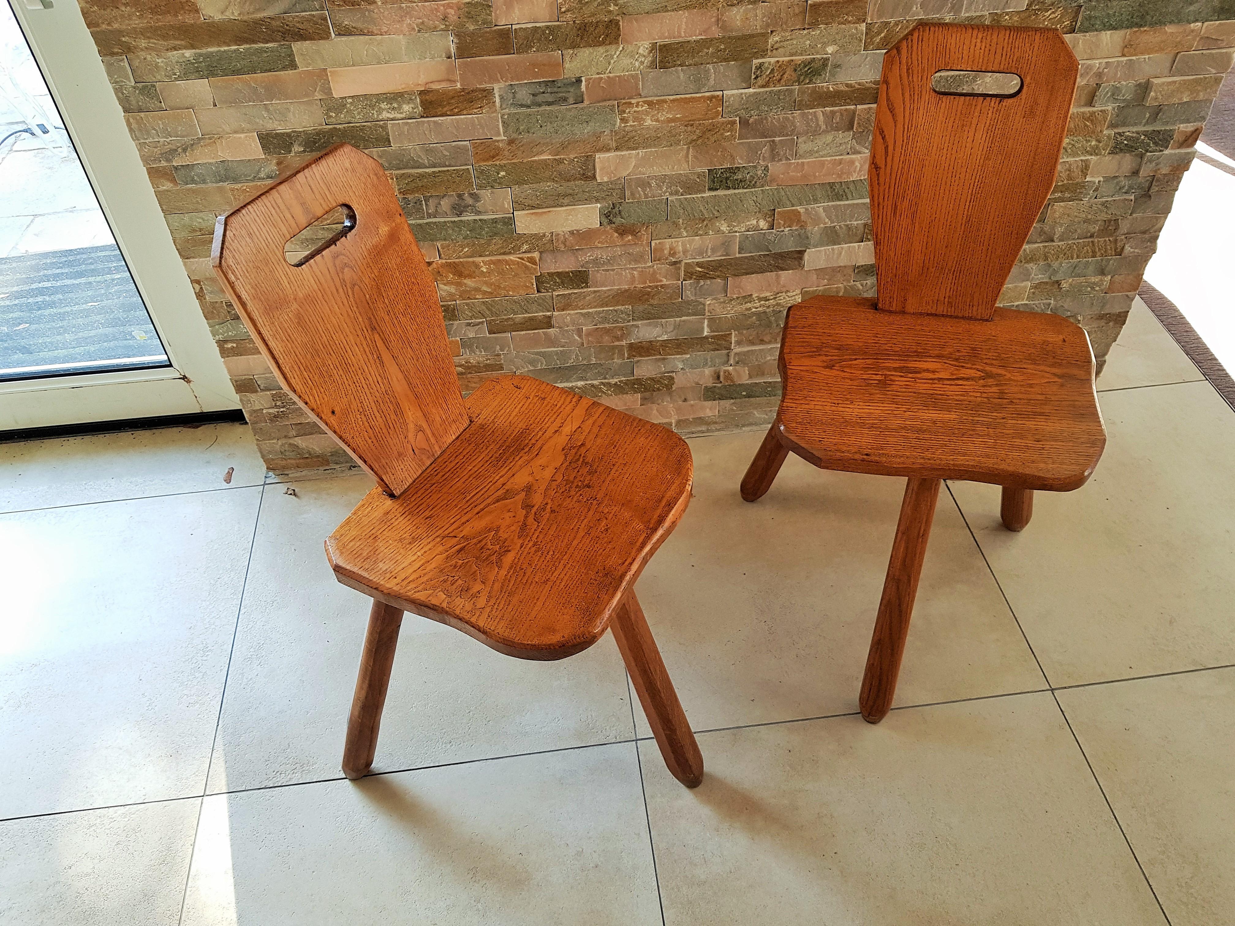 Paar primitive, rustikale Stühle und Hocker im Stil von Perriand Les Arcs aus der Mitte des Jahrhunderts, 1950er Jahre im Angebot 2