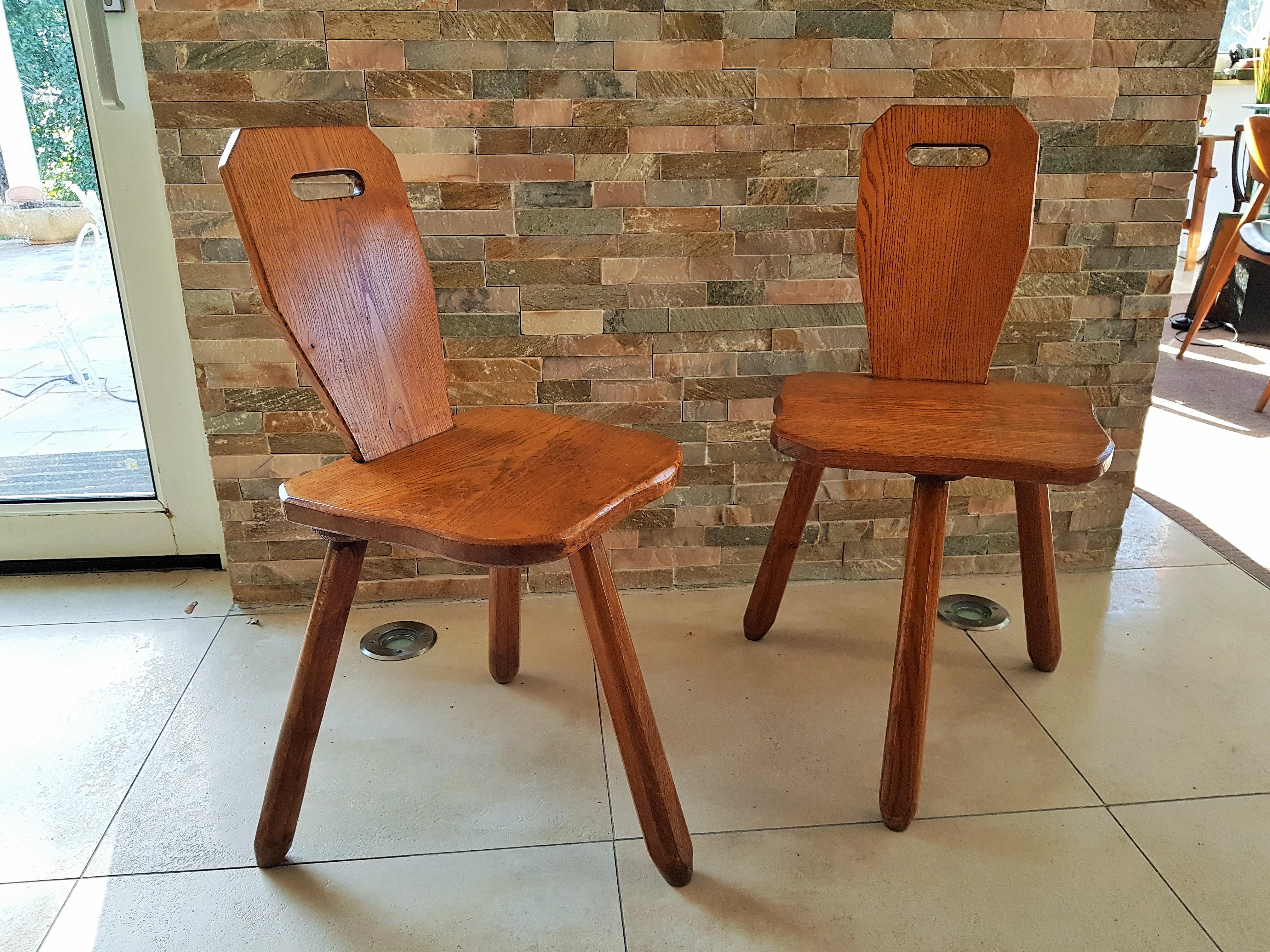 Paar Stühle oder Hocker aus der Mitte des Jahrhunderts, Charlotte Perriand zugeschrieben, dem Hersteller Les Arcs, Frankreich, 1950er Jahre. In sehr gutem Vintage-Zustand. Solide und stabil.
rustikales, minimalistisches Design.

