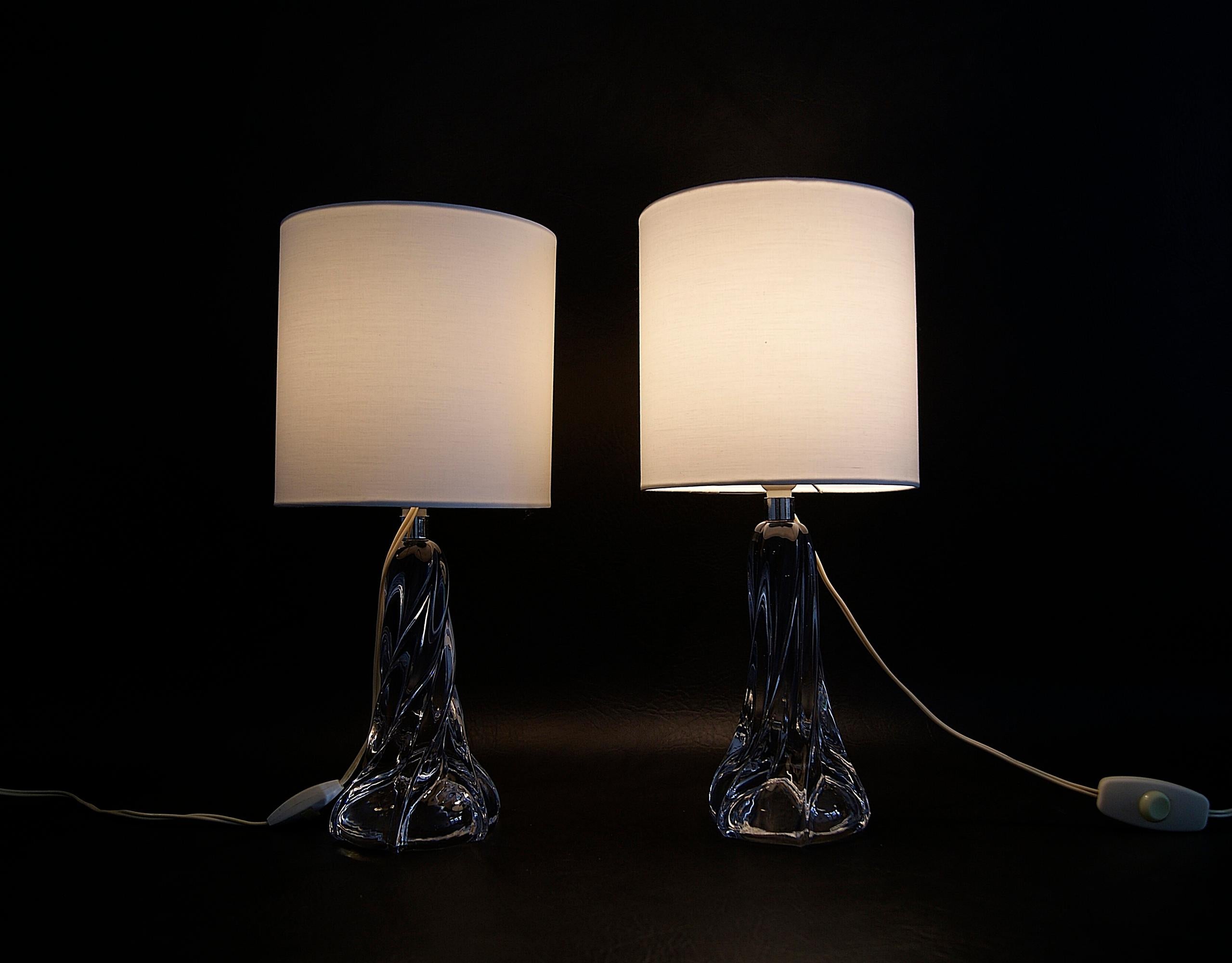Daum style pair of crystal table lamps, France, 1960s.
Heavy christal glass feet inthe manner of daum.
Lamp shades new.





Art.-Nr. 0288.