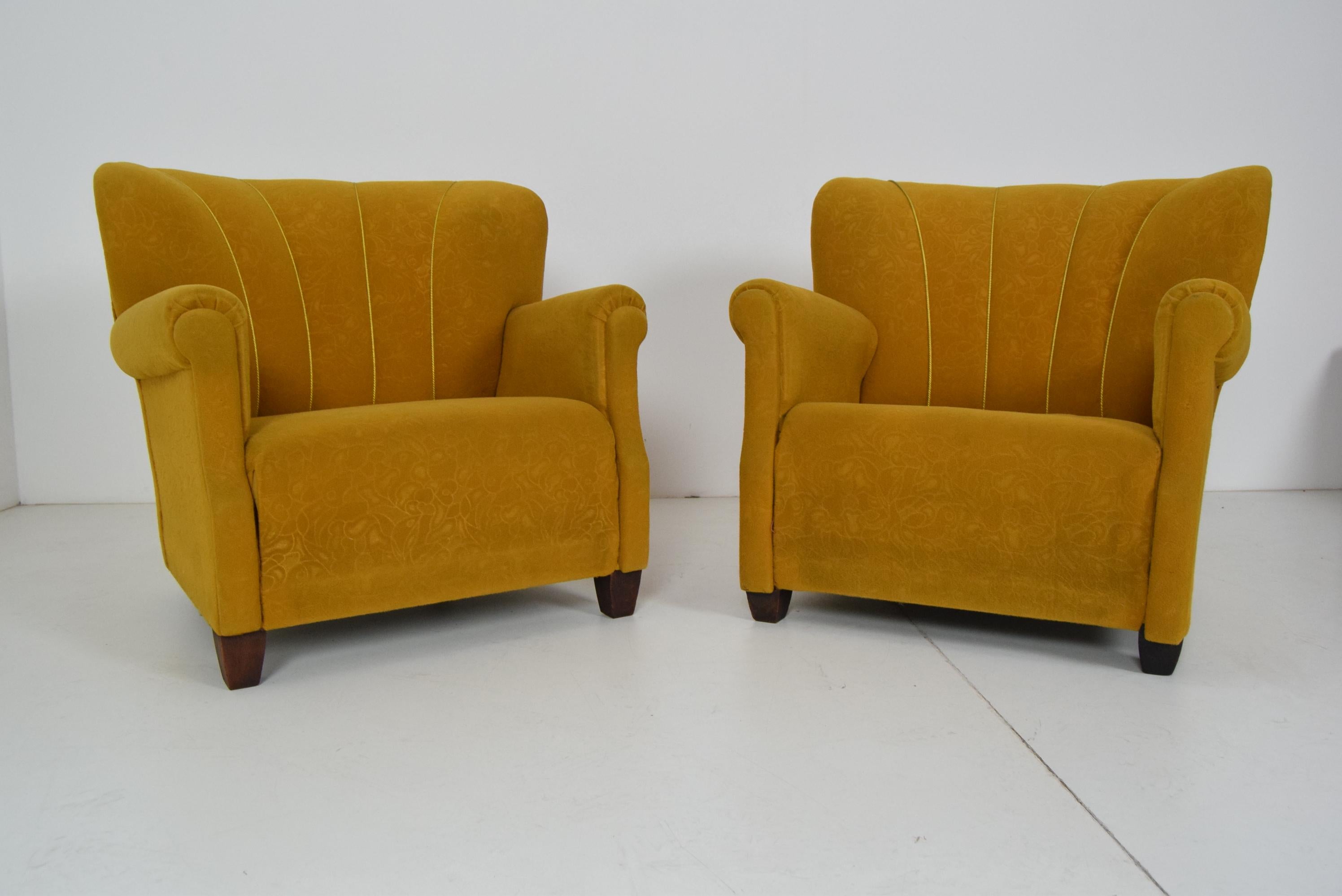 Made in Czechoslovakia
Made of fabric and wood
Upholstery has signs of use
Suitable for renovation upholstery
Original condition.