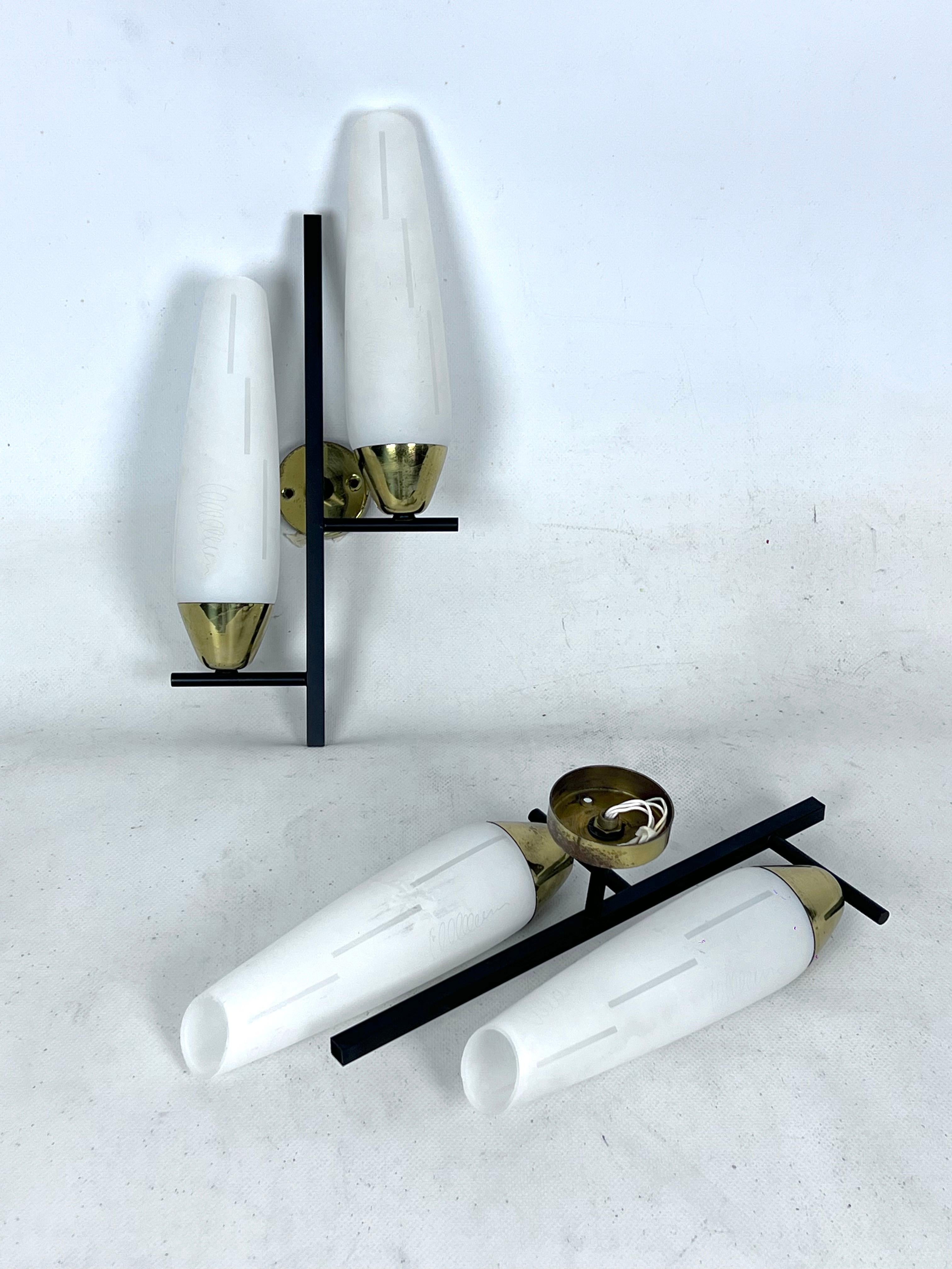 Mid-Century pair of double lights sconces in brass and opaline glass. Italy 1950 For Sale 4