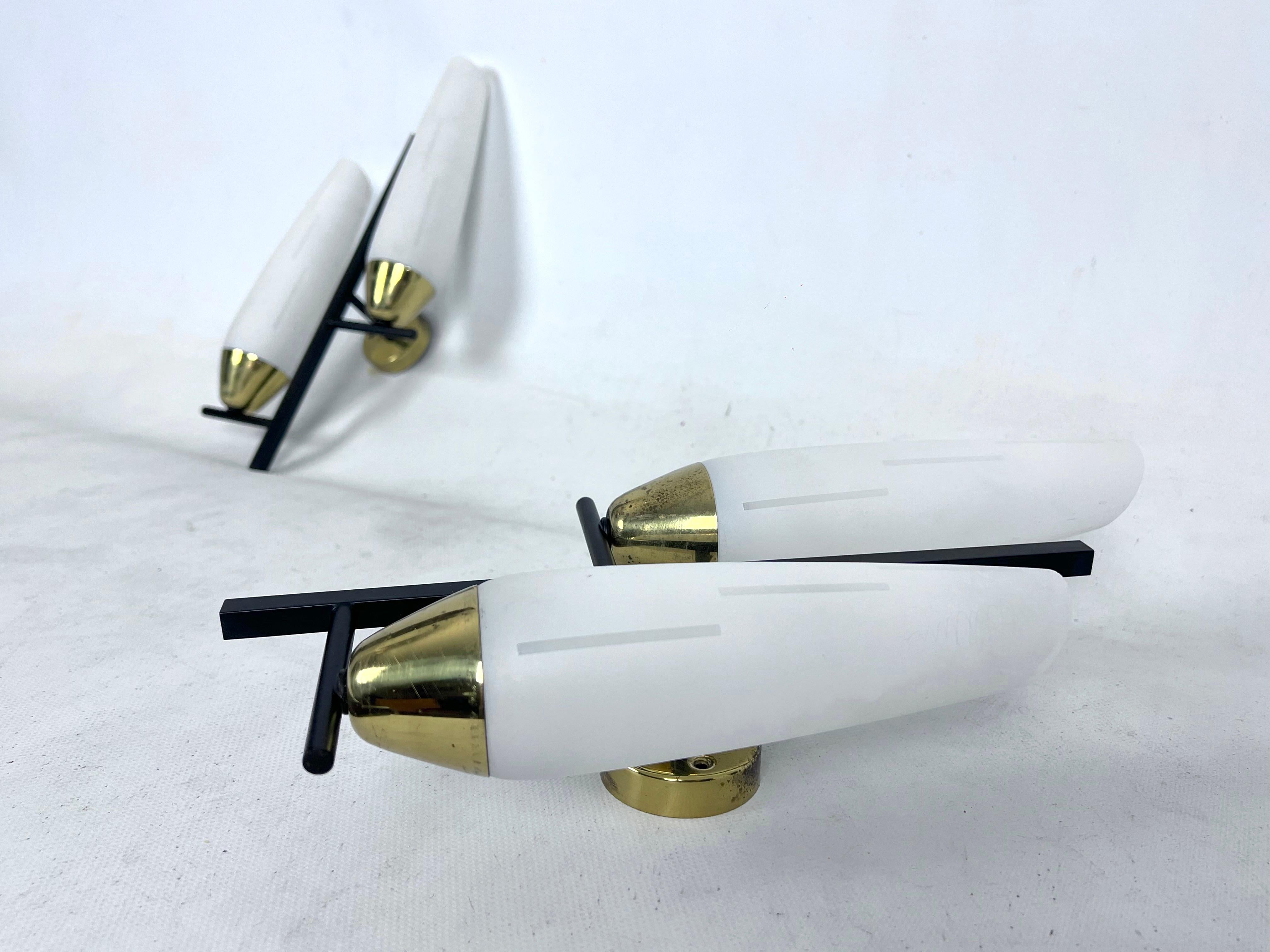 Mid-Century pair of double lights sconces in brass and opaline glass. Italy 1950 In Good Condition For Sale In Catania, CT