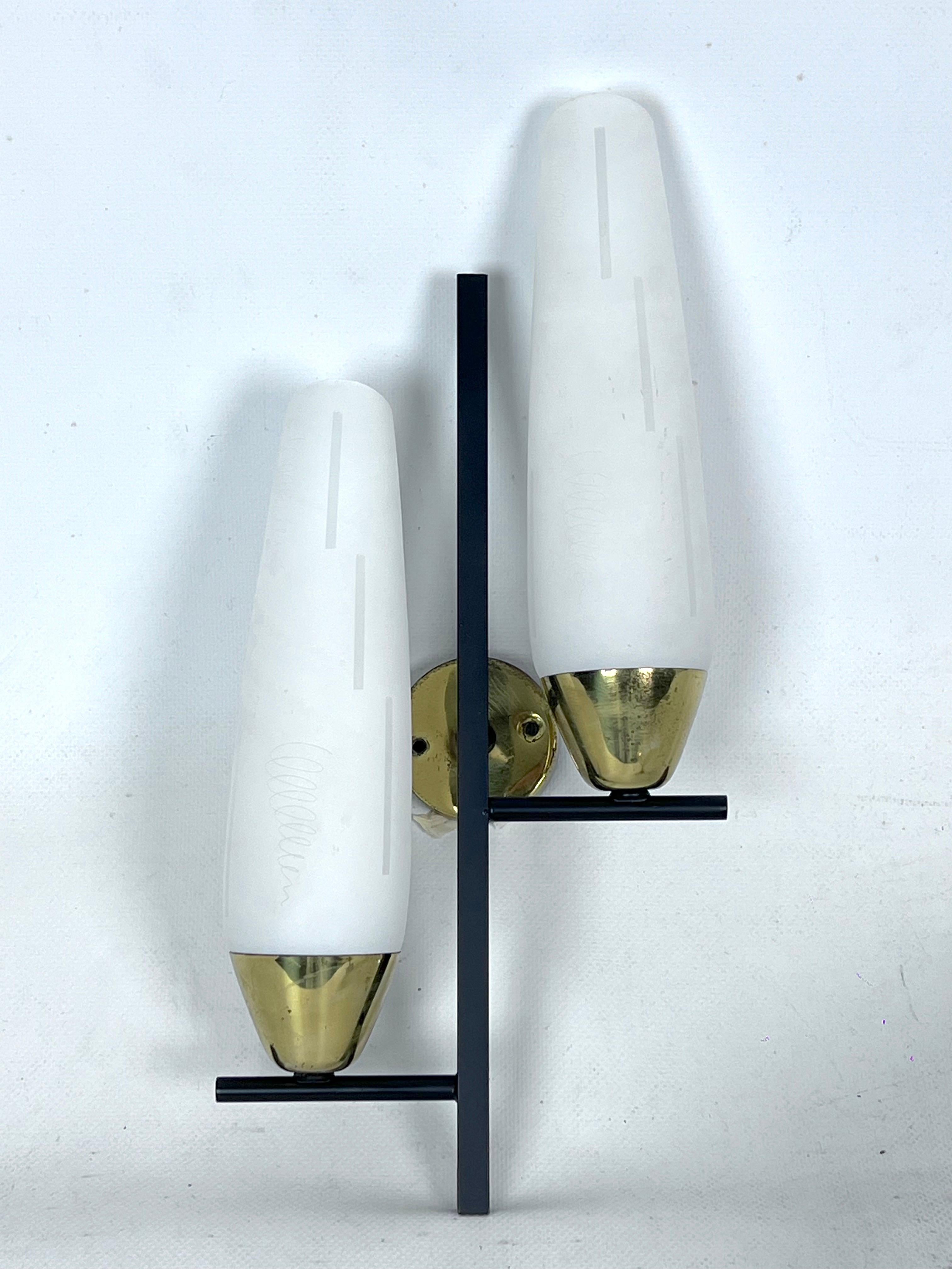 Mid-Century pair of double lights sconces in brass and opaline glass. Italy 1950 For Sale 1
