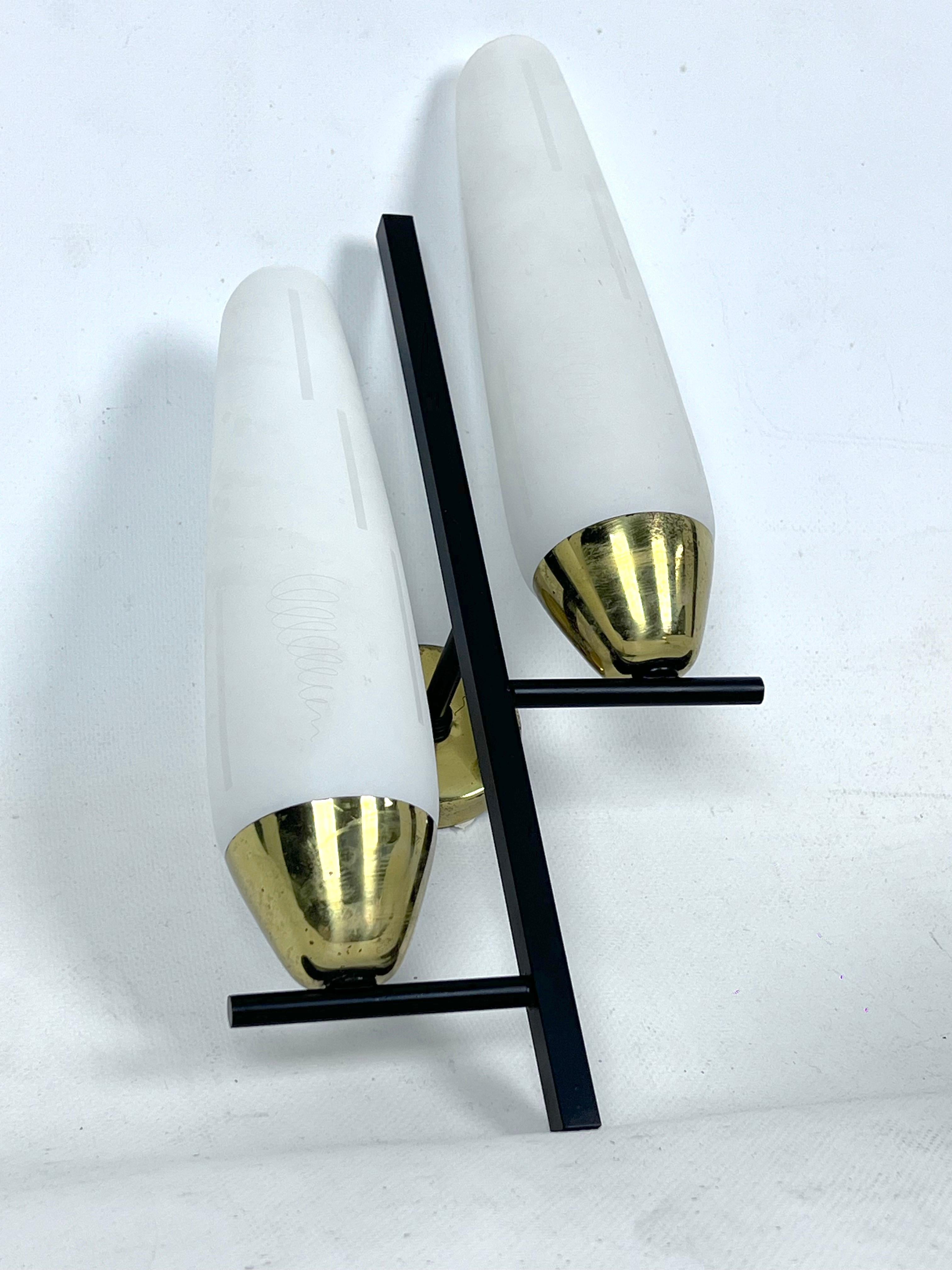 Mid-Century pair of double lights sconces in brass and opaline glass. Italy 1950 For Sale 2