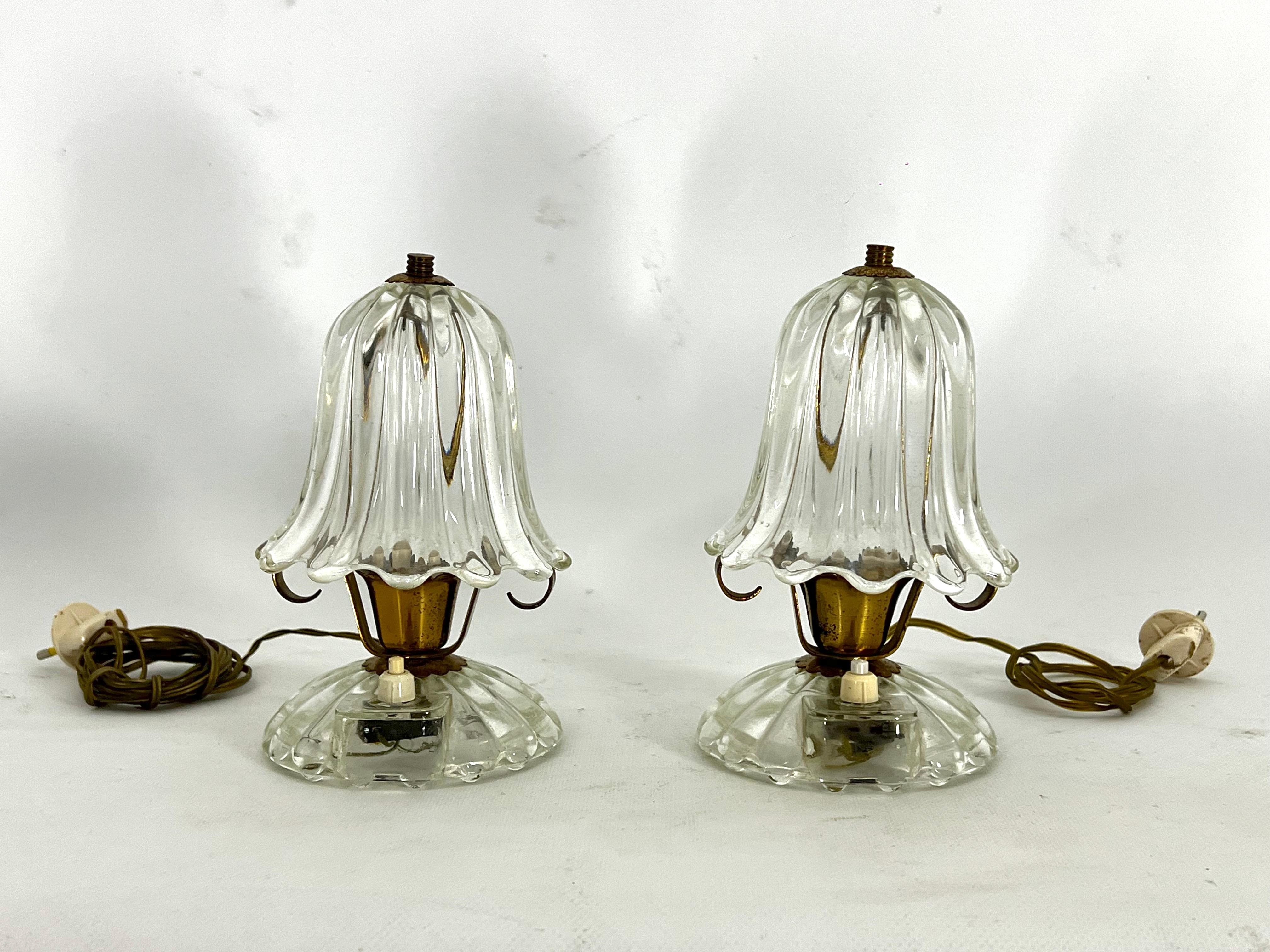 Satz von zwei kleinen Tischlampen, entworfen von Ercole Barovier in den 40er Jahren.
Guter Vintage-Zustand mit normalen Alters- und Gebrauchsspuren, aber einem Riss in einer Messingfassung, wie auf den Bildern zu sehen. Gläser ohne Mängel. Voll