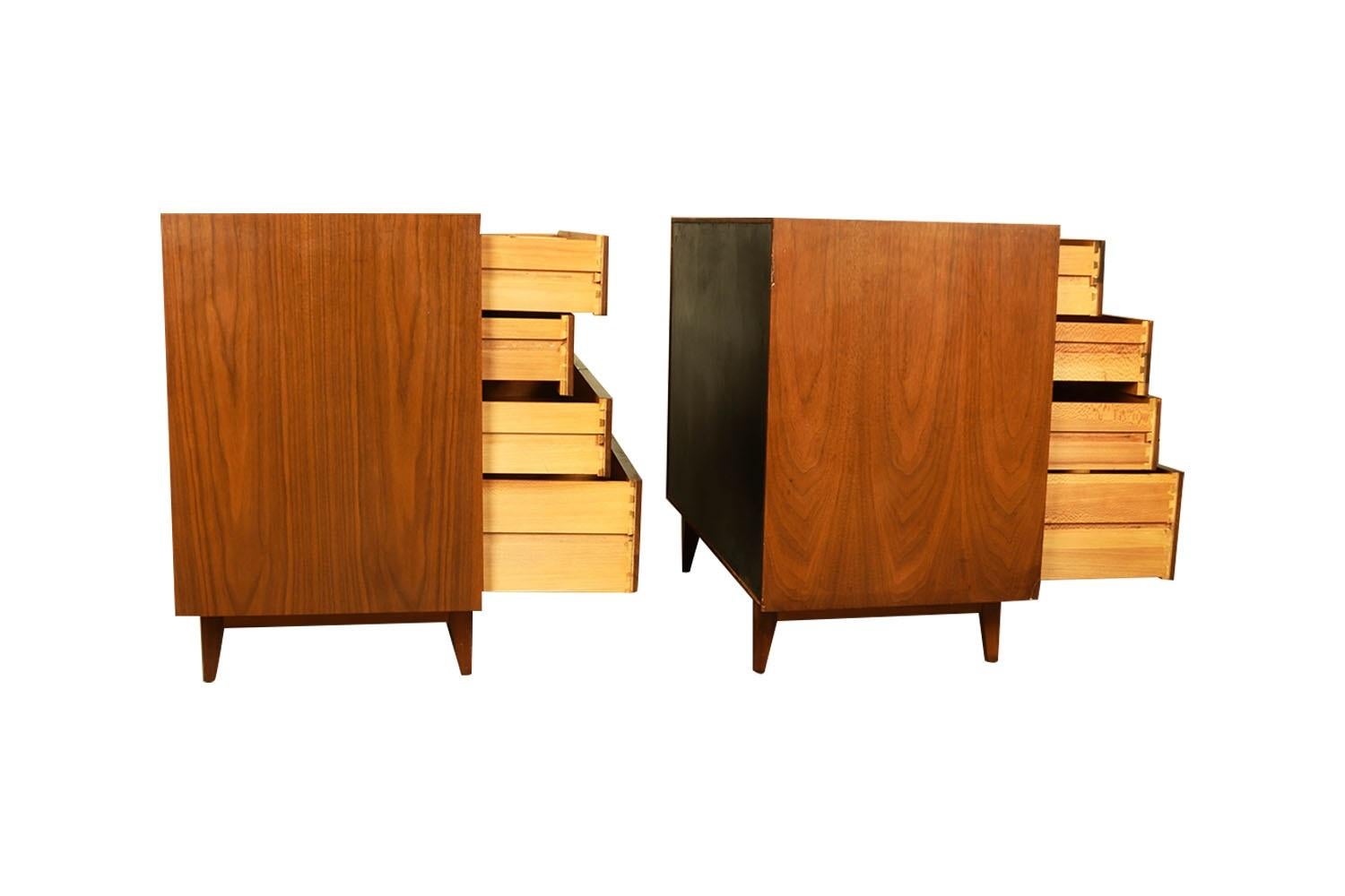 Mid-Century Pair of Florence Knoll Chests of Drawers In Good Condition For Sale In Baltimore, MD