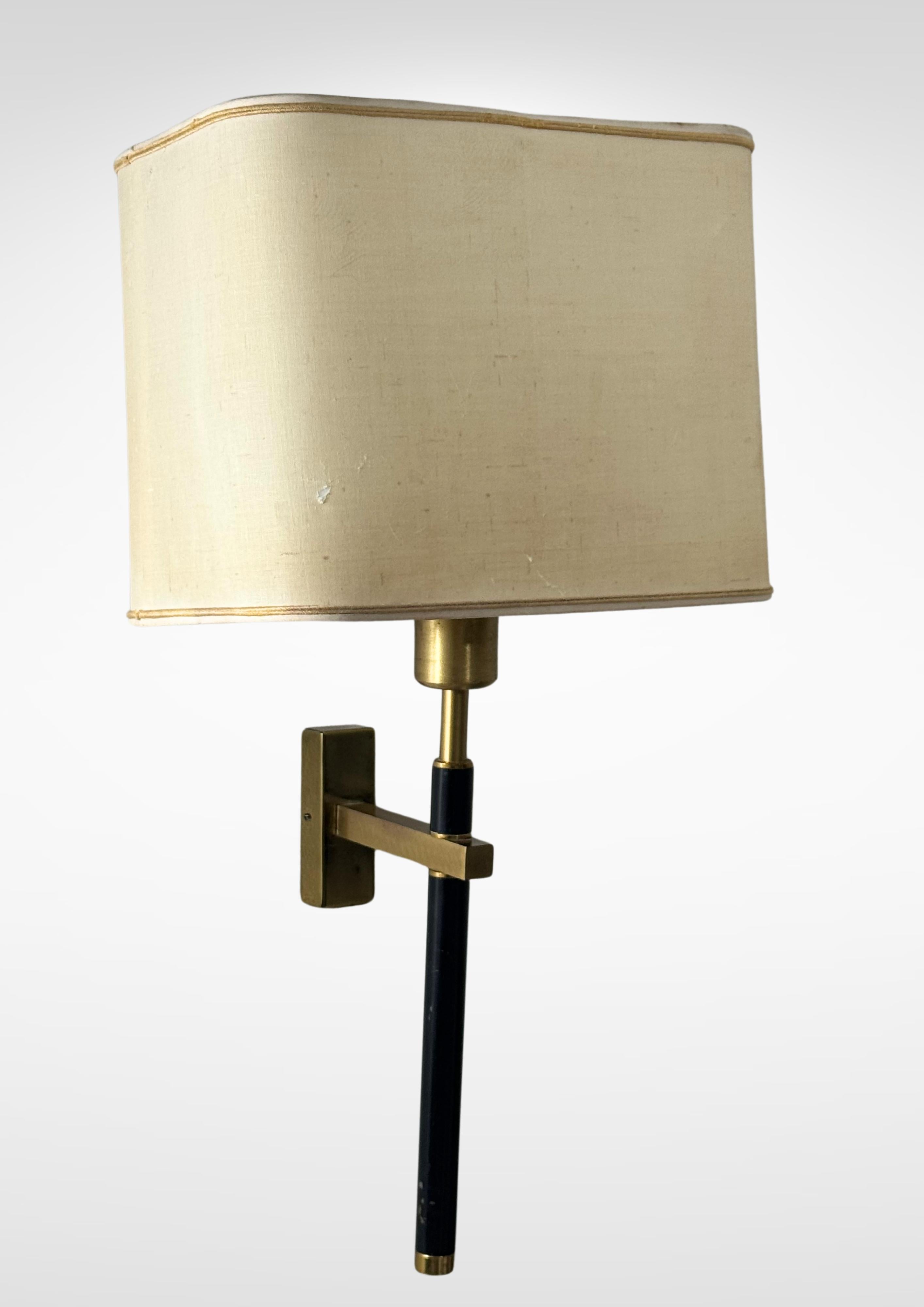 Mid-Century Pair of French Brass Wall Sconces in the manner of Maison Charles In Good Condition For Sale In Torquay, GB