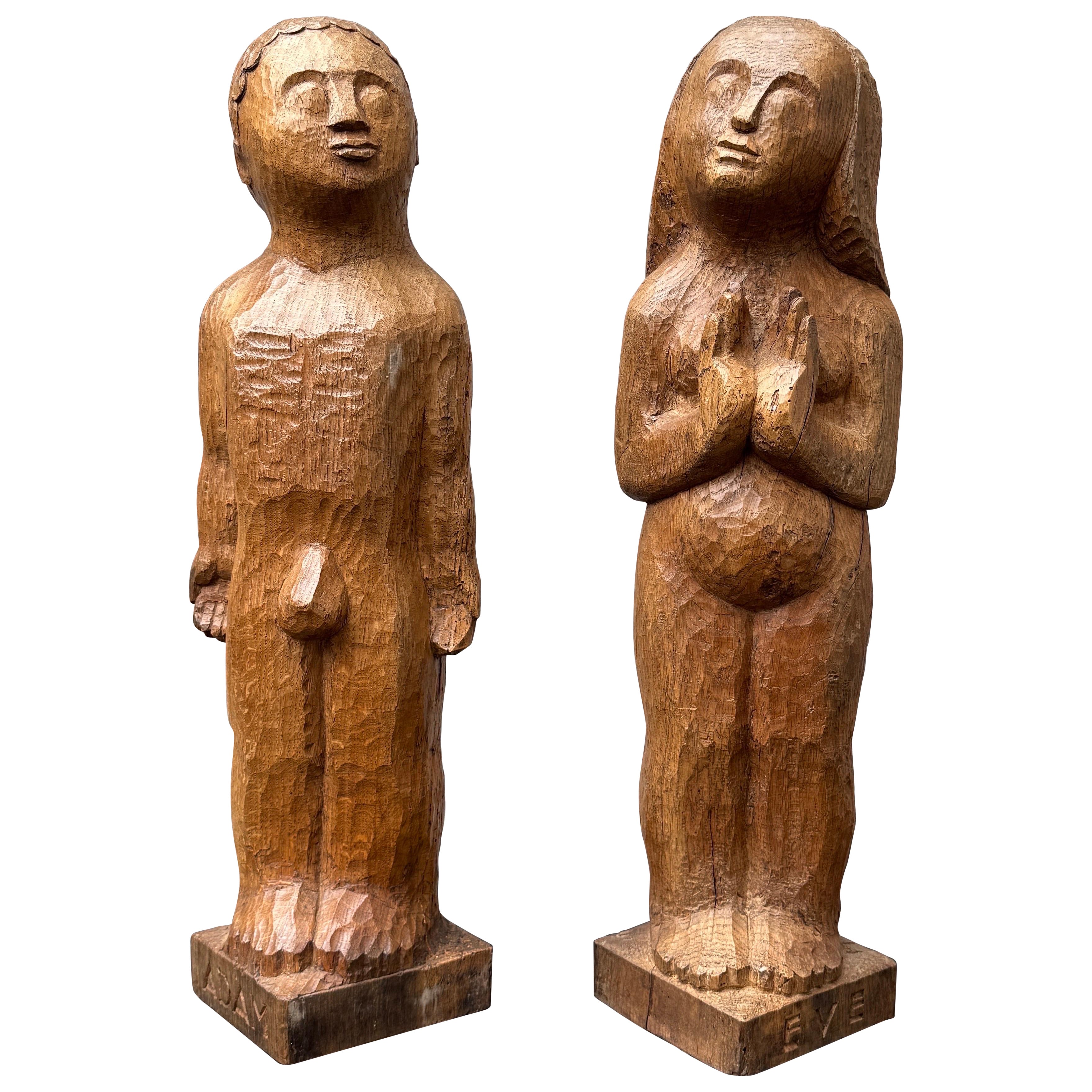 Ein Paar Skulpturen aus französischer Eiche von Adam und Eva aus der Mitte des Jahrhunderts