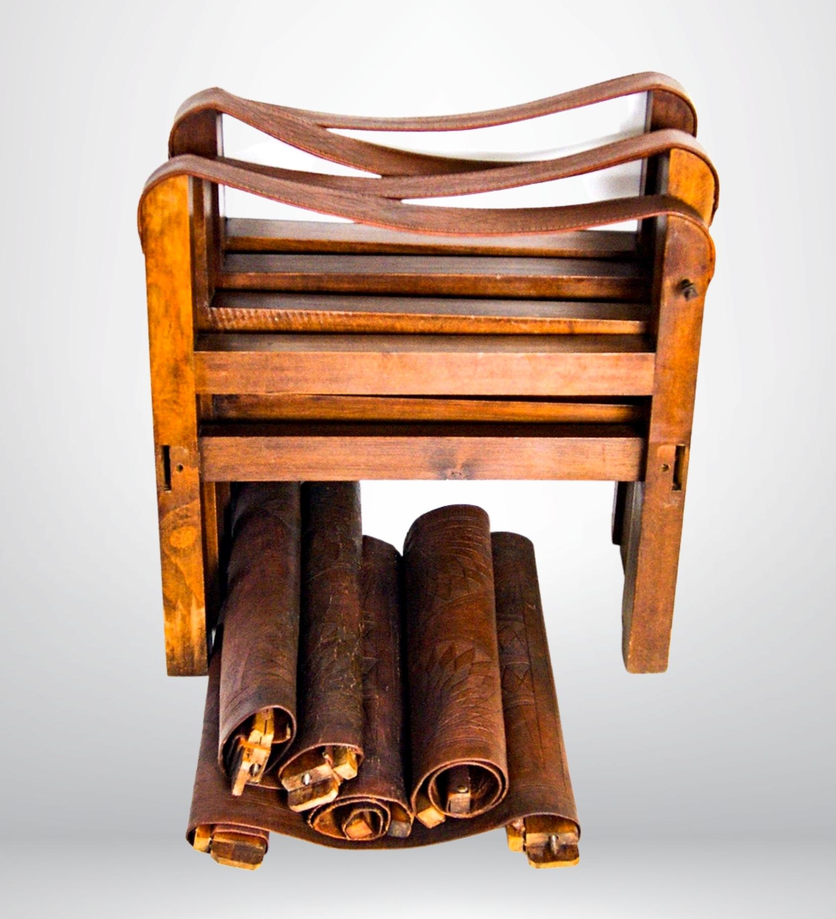 Paire de fauteuils de campagne Safari en cuir tolélé français du milieu du siècle dernier en vente 7