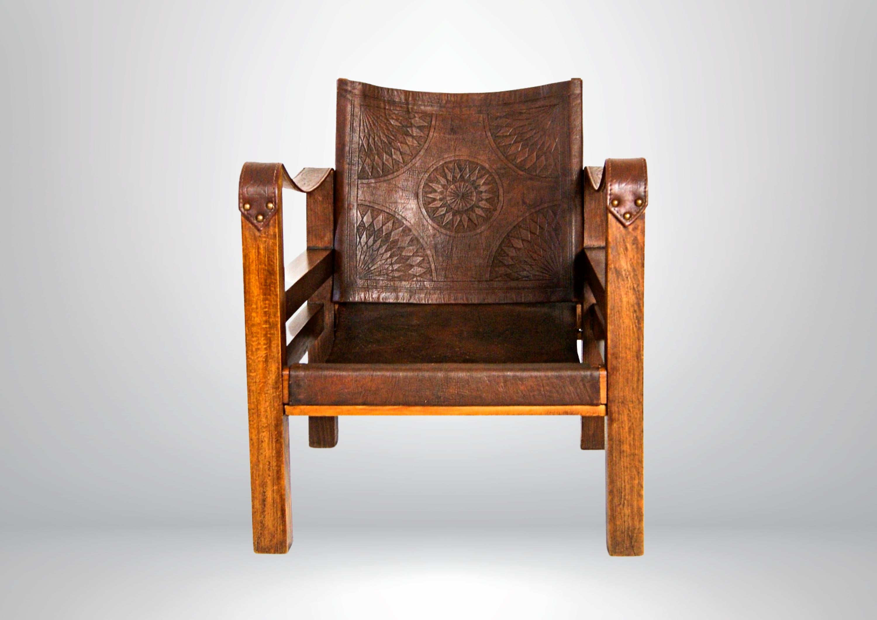 Seltenes Paar lederne Safari-Sessel aus der Mitte des Jahrhunderts.
Französisches Fabrikat, ca. 1940er Jahre.
Wird hier im Originalzustand angeboten.
Dunkelbraunes Leder, kunstvoll mit antiken Symbolen versehen, ruht auf einem massiven