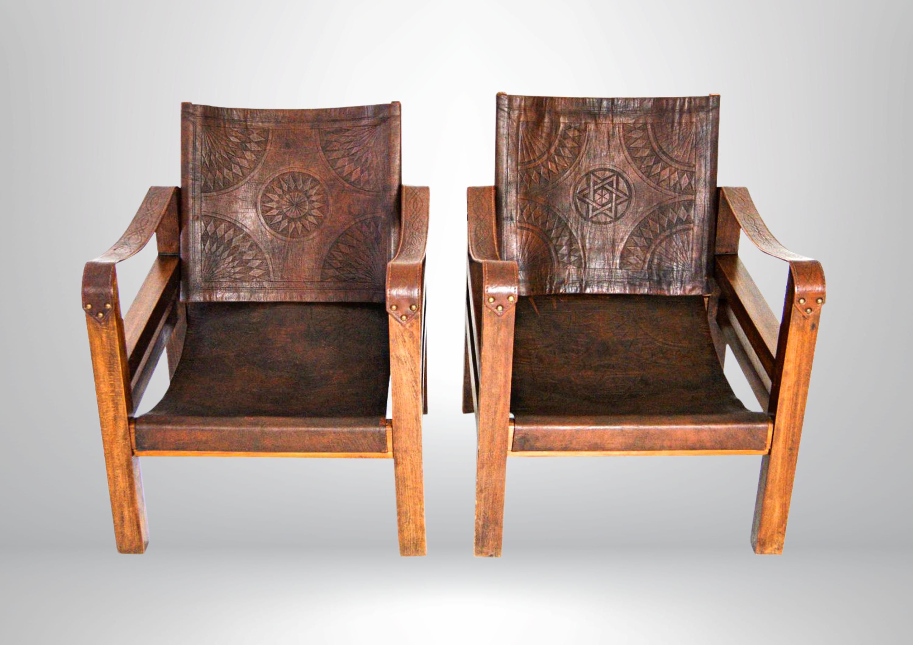 Mid-Century Pair of French Tooled Leather Safari Campaigner Armchairs (Französisch) im Angebot