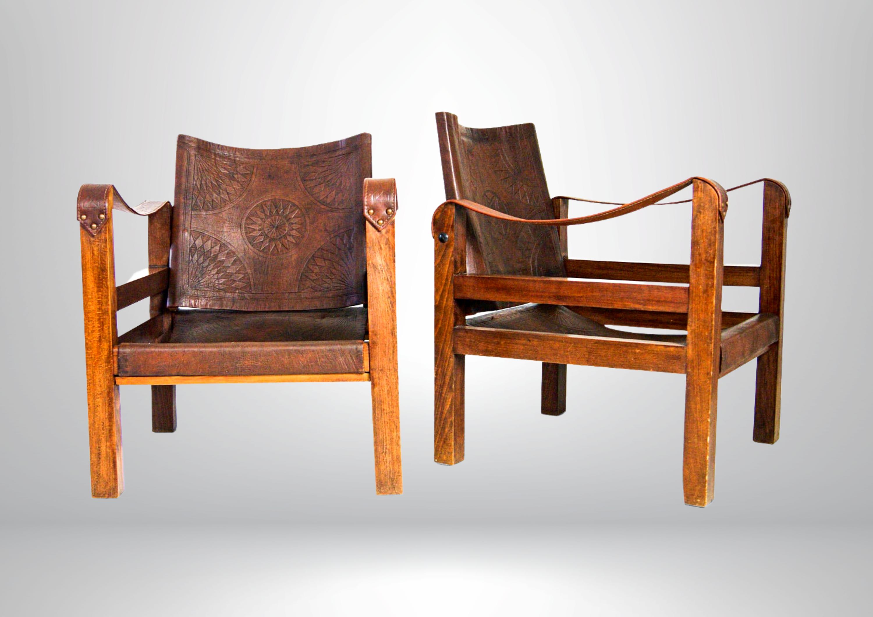 Mid-Century Pair of French Tooled Leather Safari Campaigner Armchairs (20. Jahrhundert) im Angebot