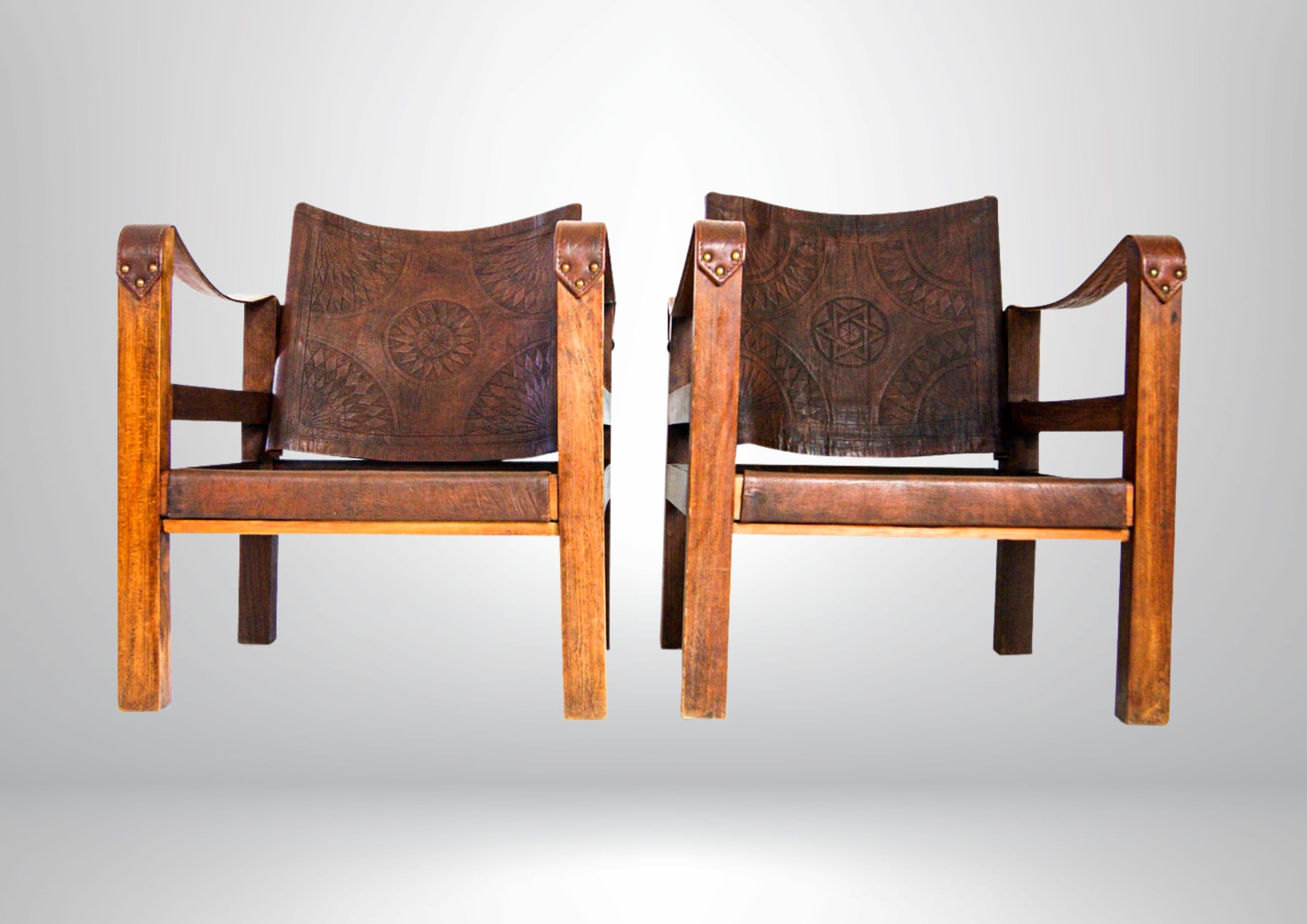Mid-Century Pair of French Tooled Leather Safari Campaigner Armchairs (Leder) im Angebot