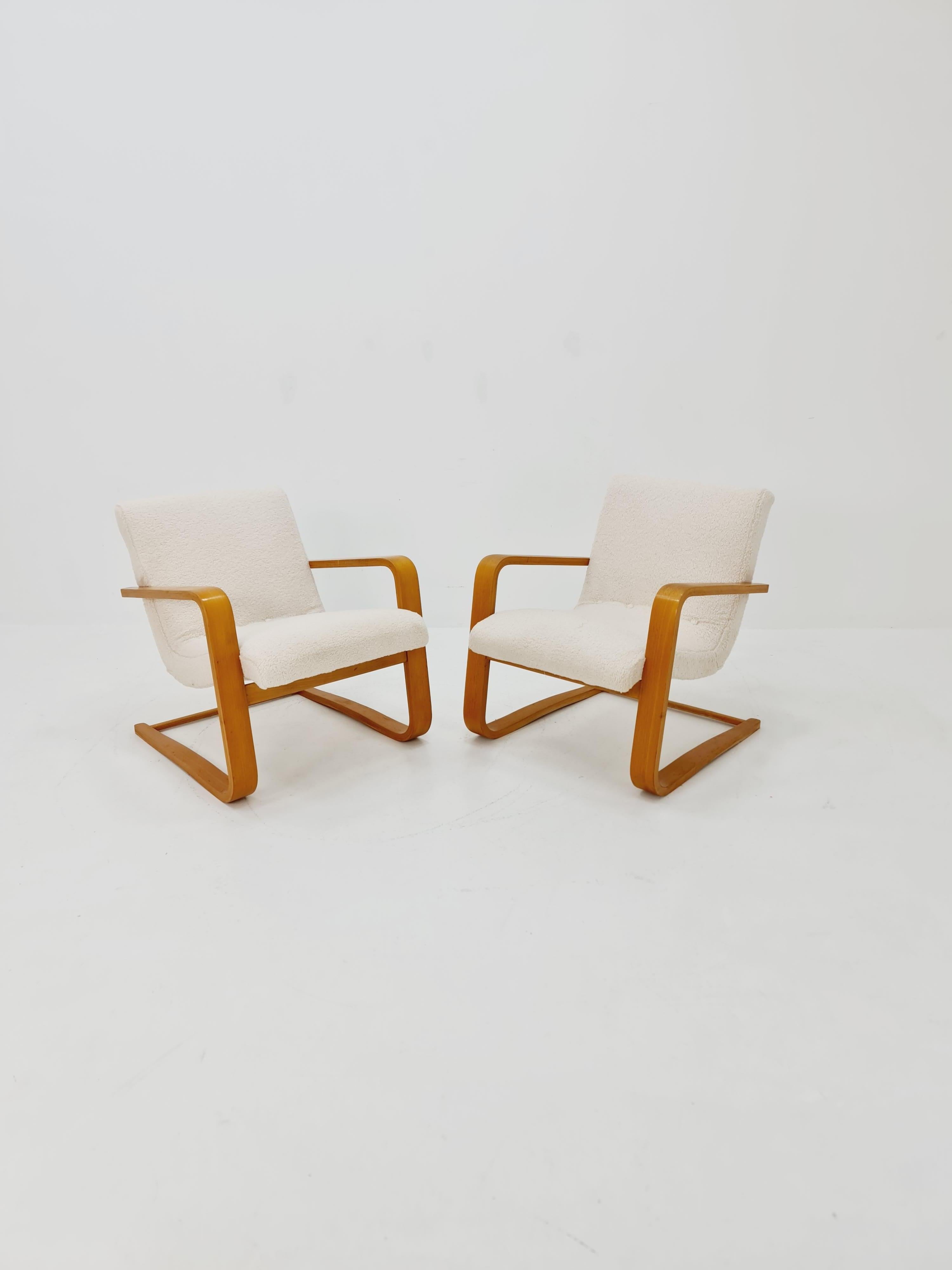 Paire de fauteuils de salon allemands du milieu du siècle dernier, bois cintré  1960s

Le prix est pour une paire

Année de conception : 1960s 


Il est en très bon état. Cependant, comme avec tous les articles vintage, quelques marques d'usure