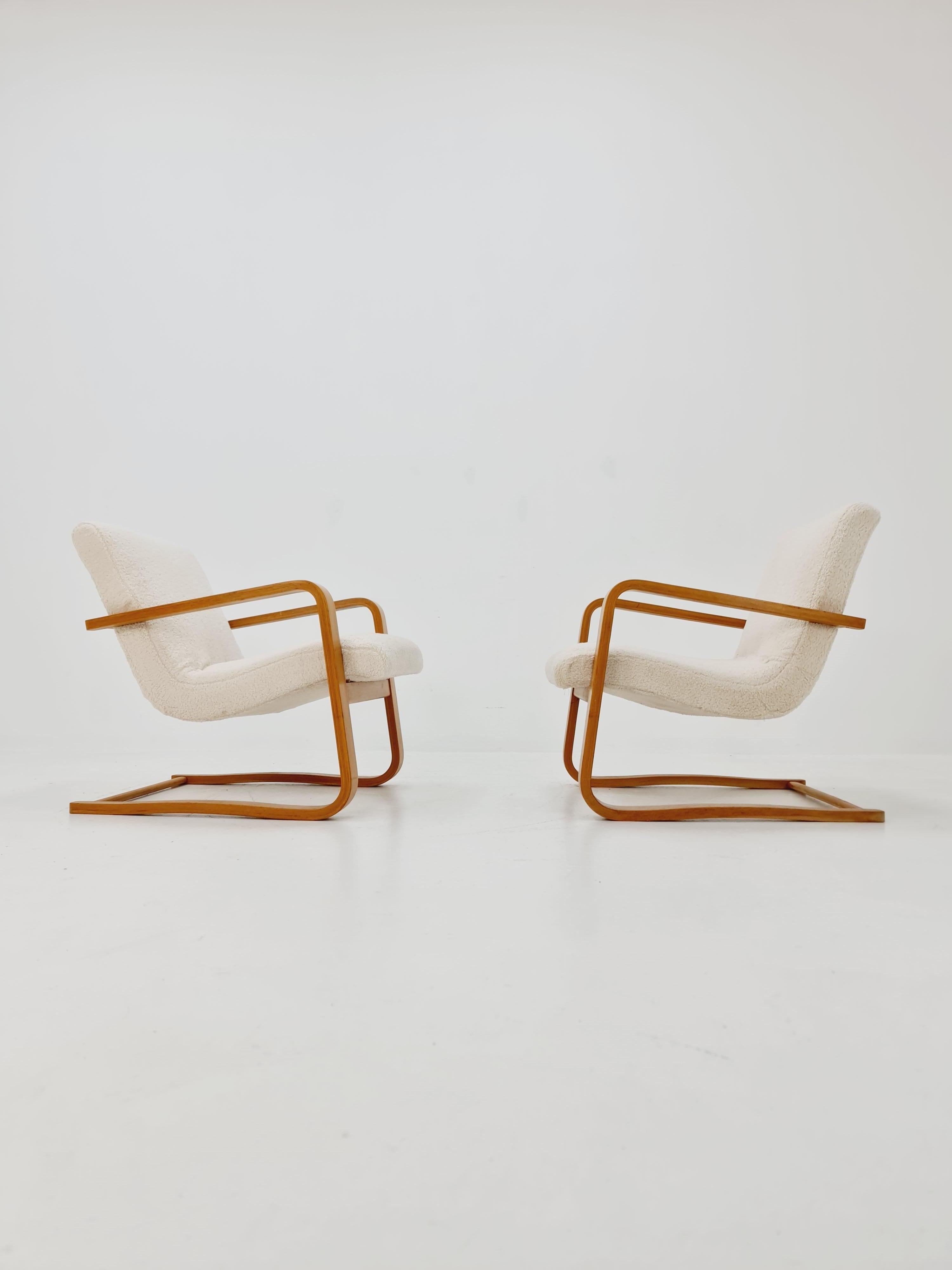 Allemand Paire de fauteuils de salon allemands du milieu du siècle dernier, bois cintré  1960s en vente