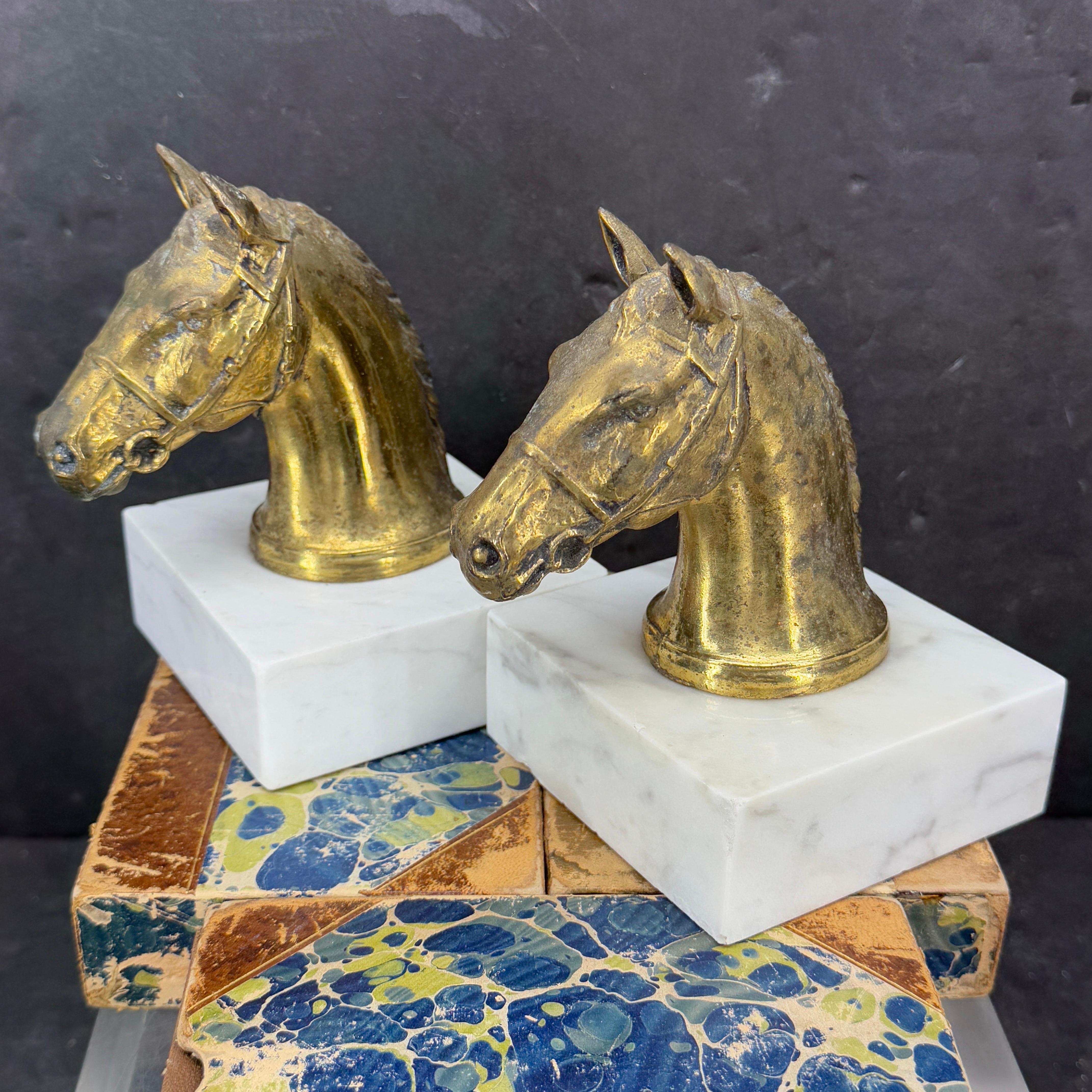 Coppia di reggilibri a forma di cavallo in bronzo dorato e marmo di metà secolo in vendita 2