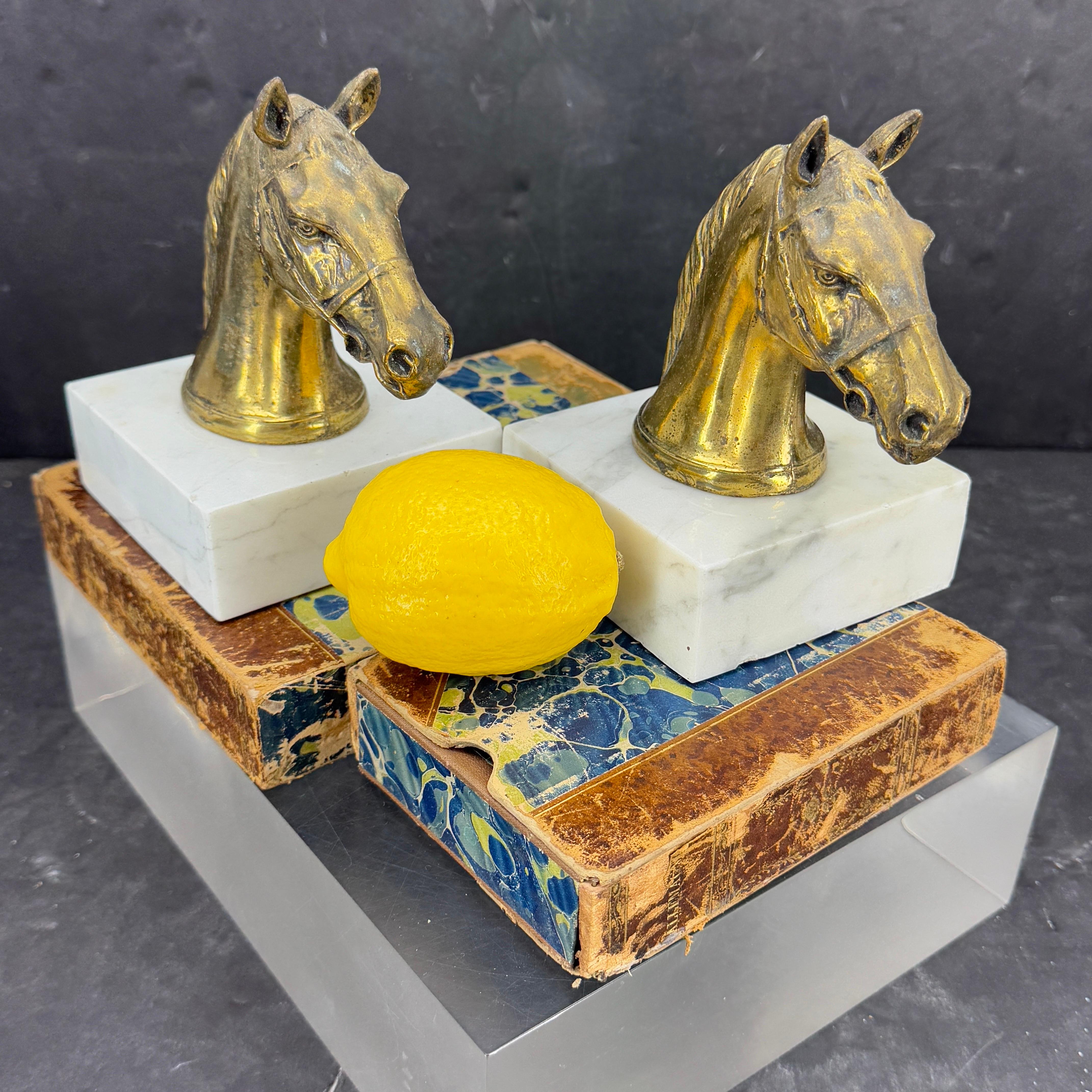 Coppia di reggilibri a forma di cavallo in bronzo dorato e marmo di metà secolo in vendita 3