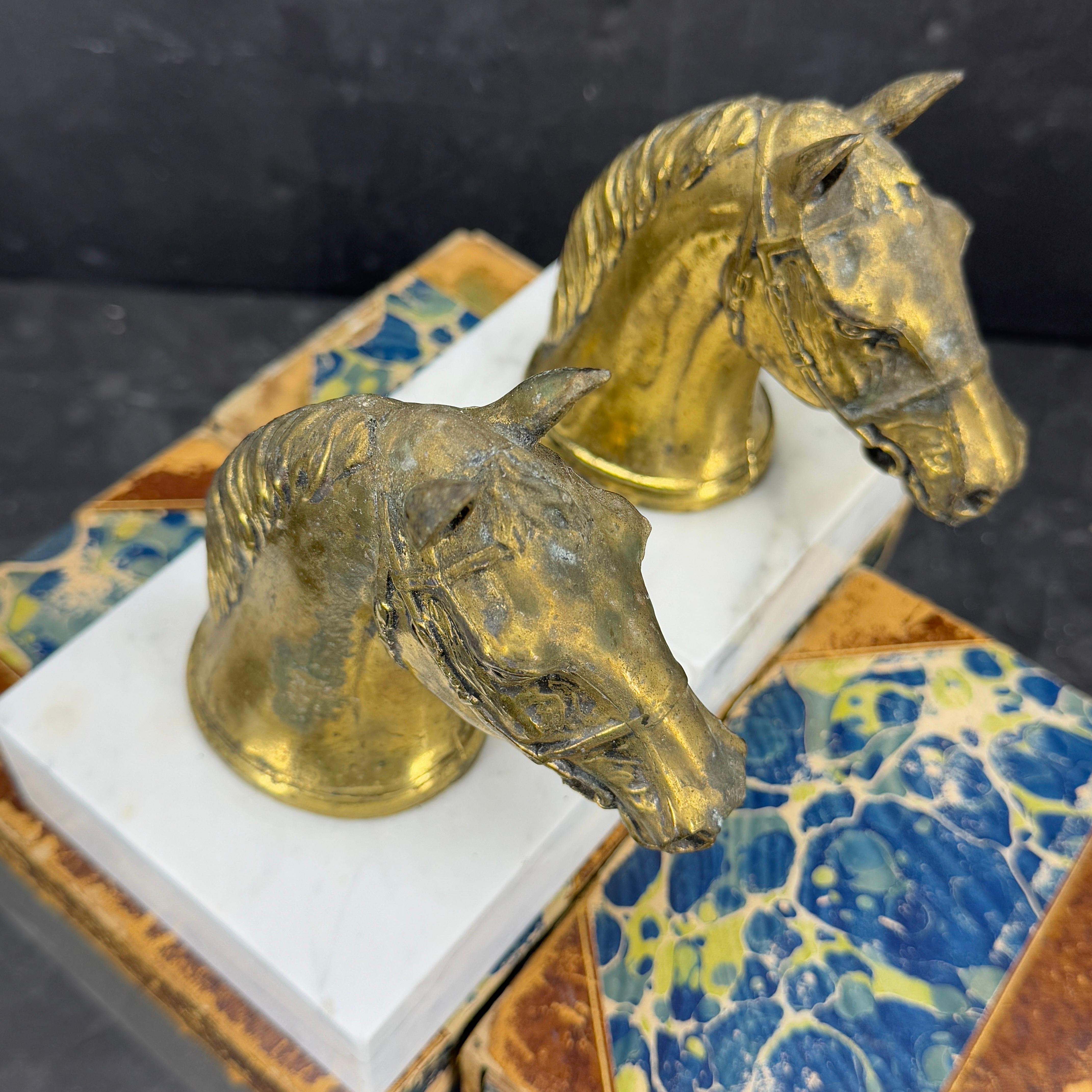 Coppia di reggilibri a forma di cavallo in bronzo dorato e marmo di metà secolo in vendita 4