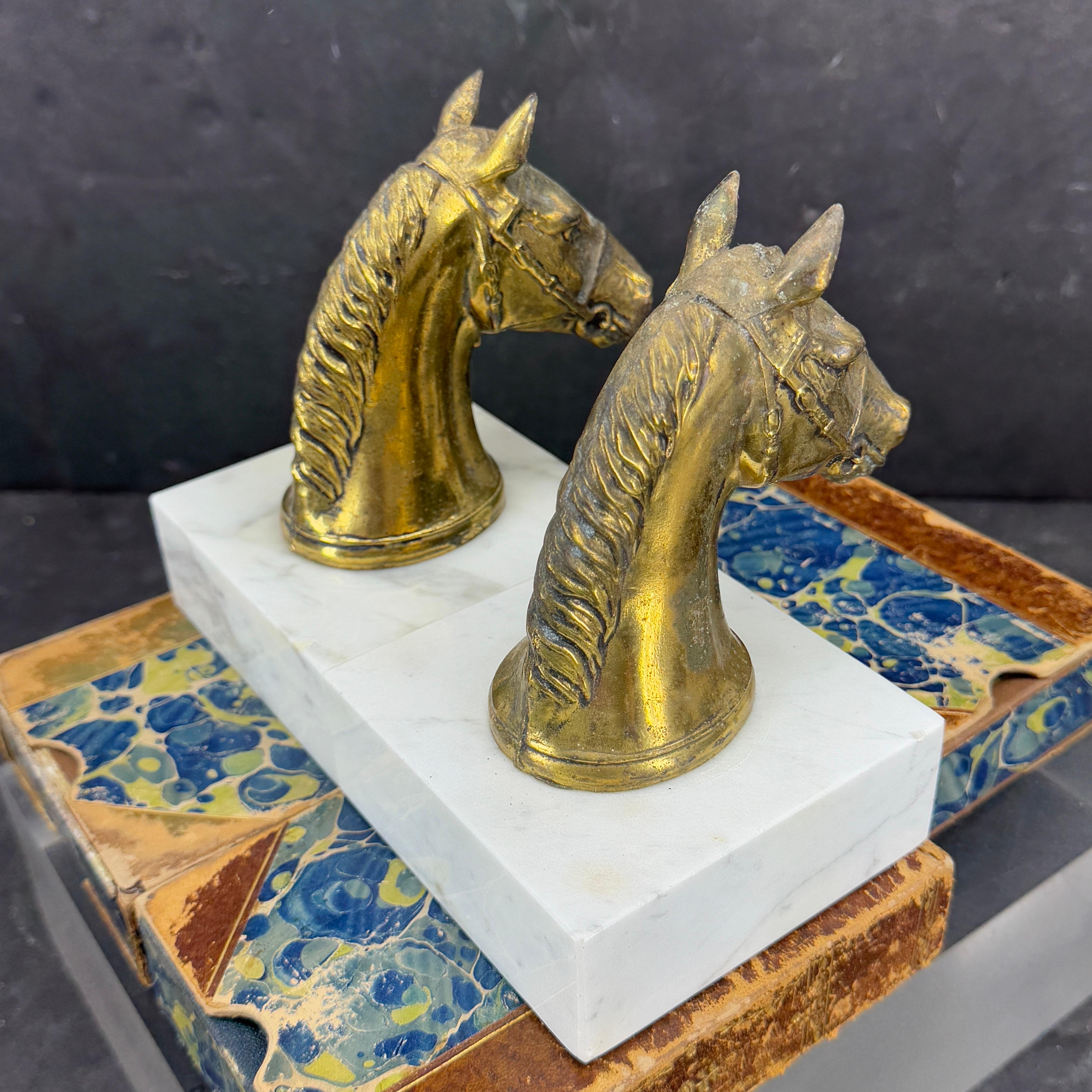 Coppia di reggilibri a forma di cavallo in bronzo dorato e marmo di metà secolo in vendita 6