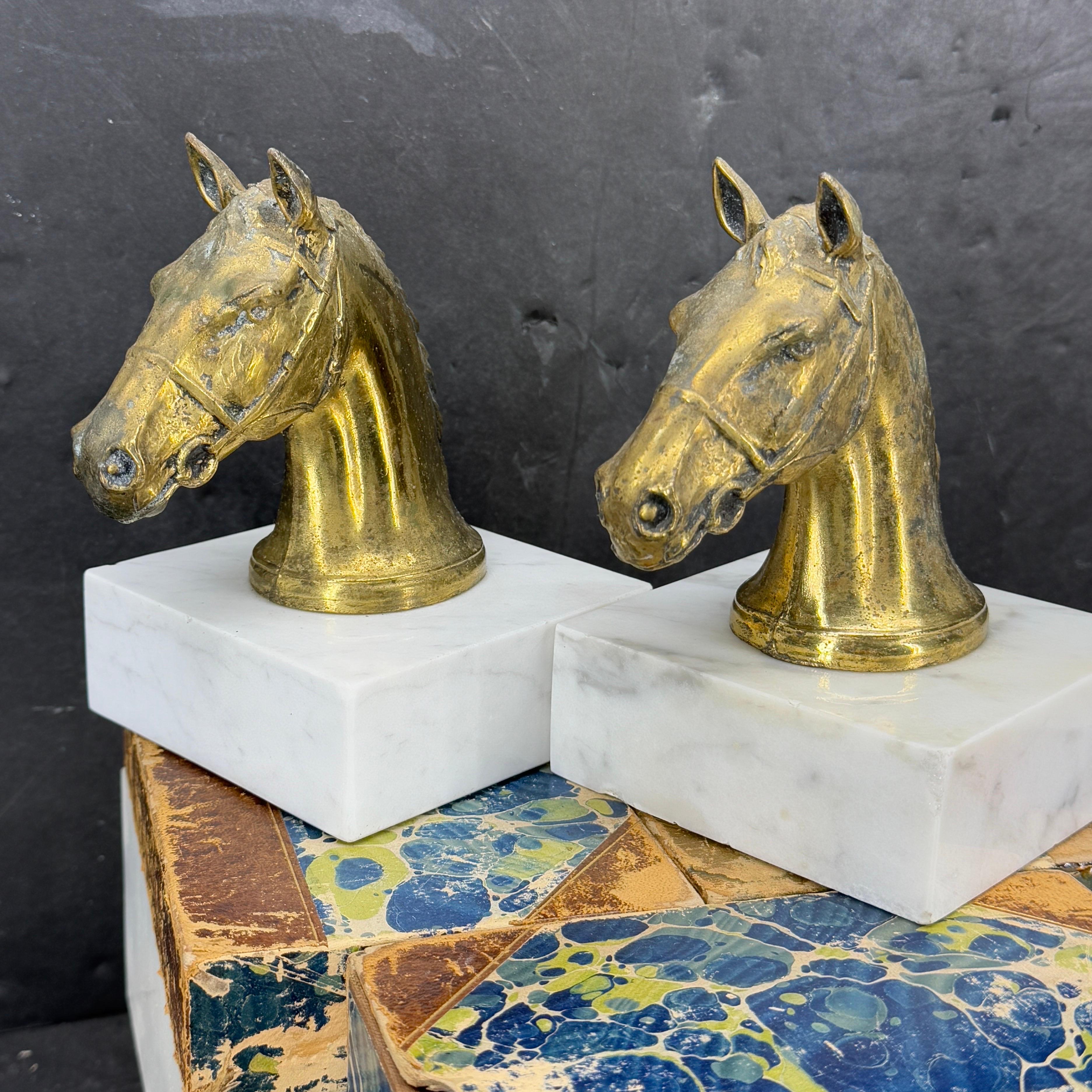 Coppia di reggilibri a forma di cavallo in bronzo dorato e marmo di metà secolo in vendita 7