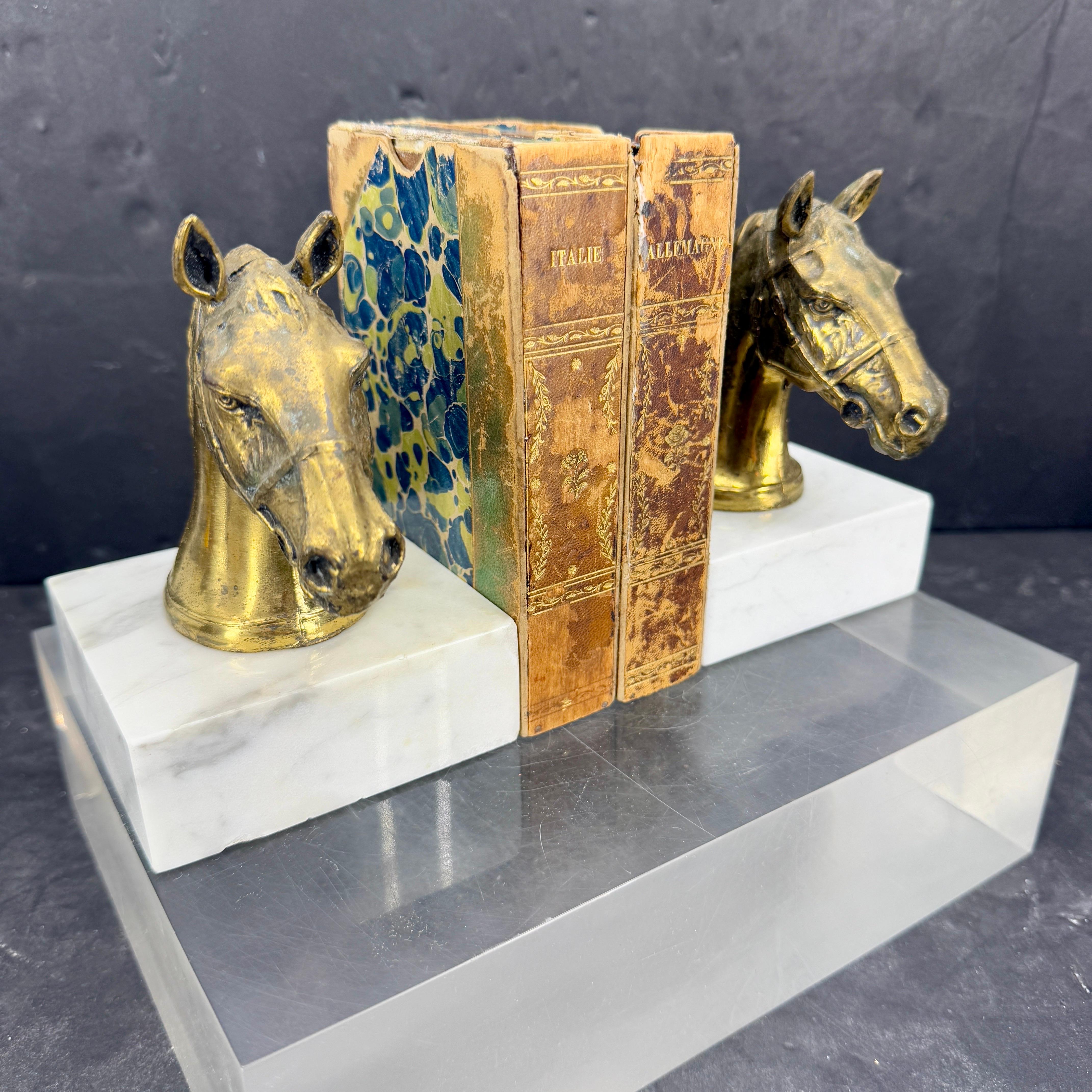 Impressionante coppia di fermalibri in bronzo dorato e marmo della metà del secolo scorso con cavalli. Assolutamente in linea con il periodo MCM, questa coppia aggiungerà un tocco di modernità classica a una libreria o a una scrivania. Questi pezzi