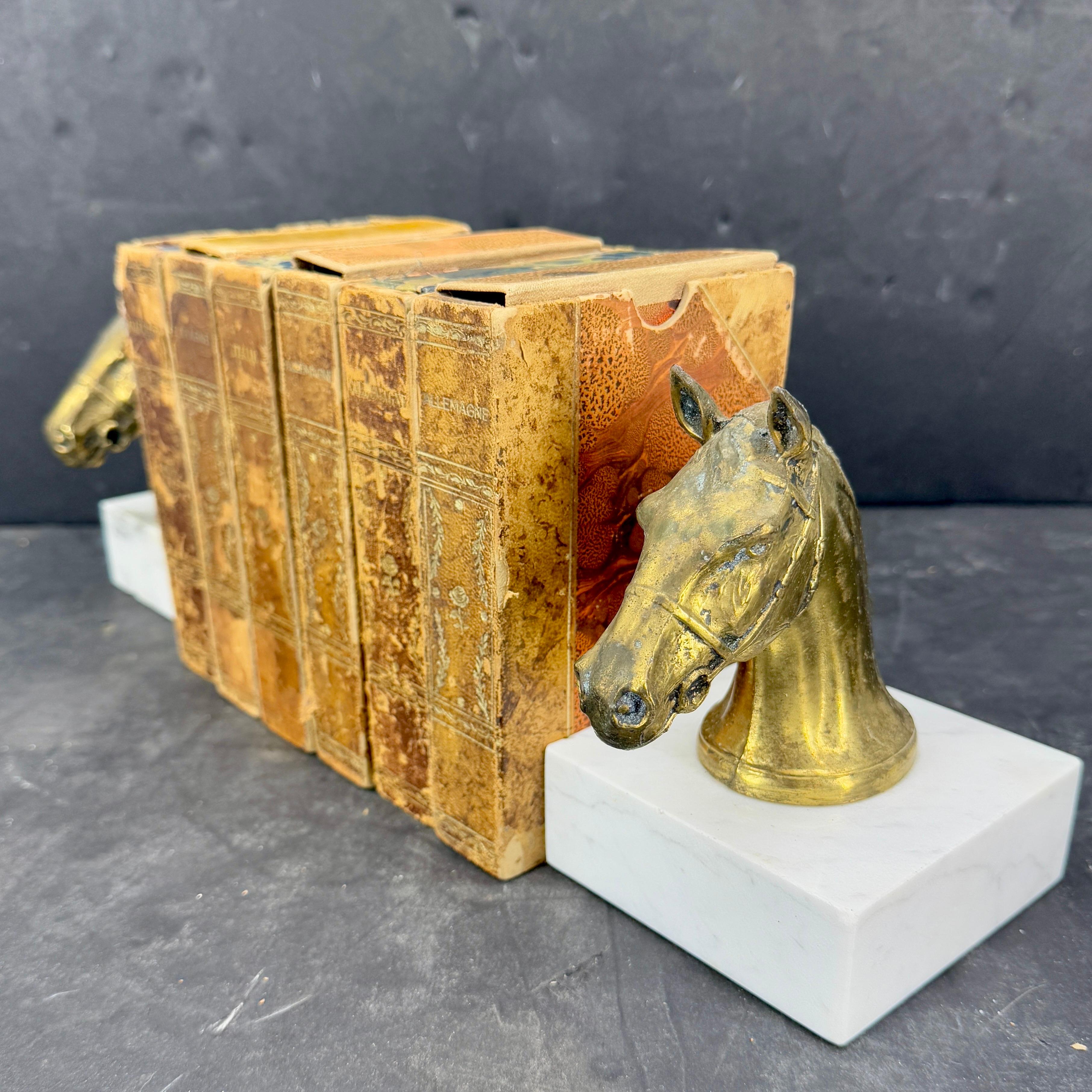 Mid-Century moderno Coppia di reggilibri a forma di cavallo in bronzo dorato e marmo di metà secolo in vendita