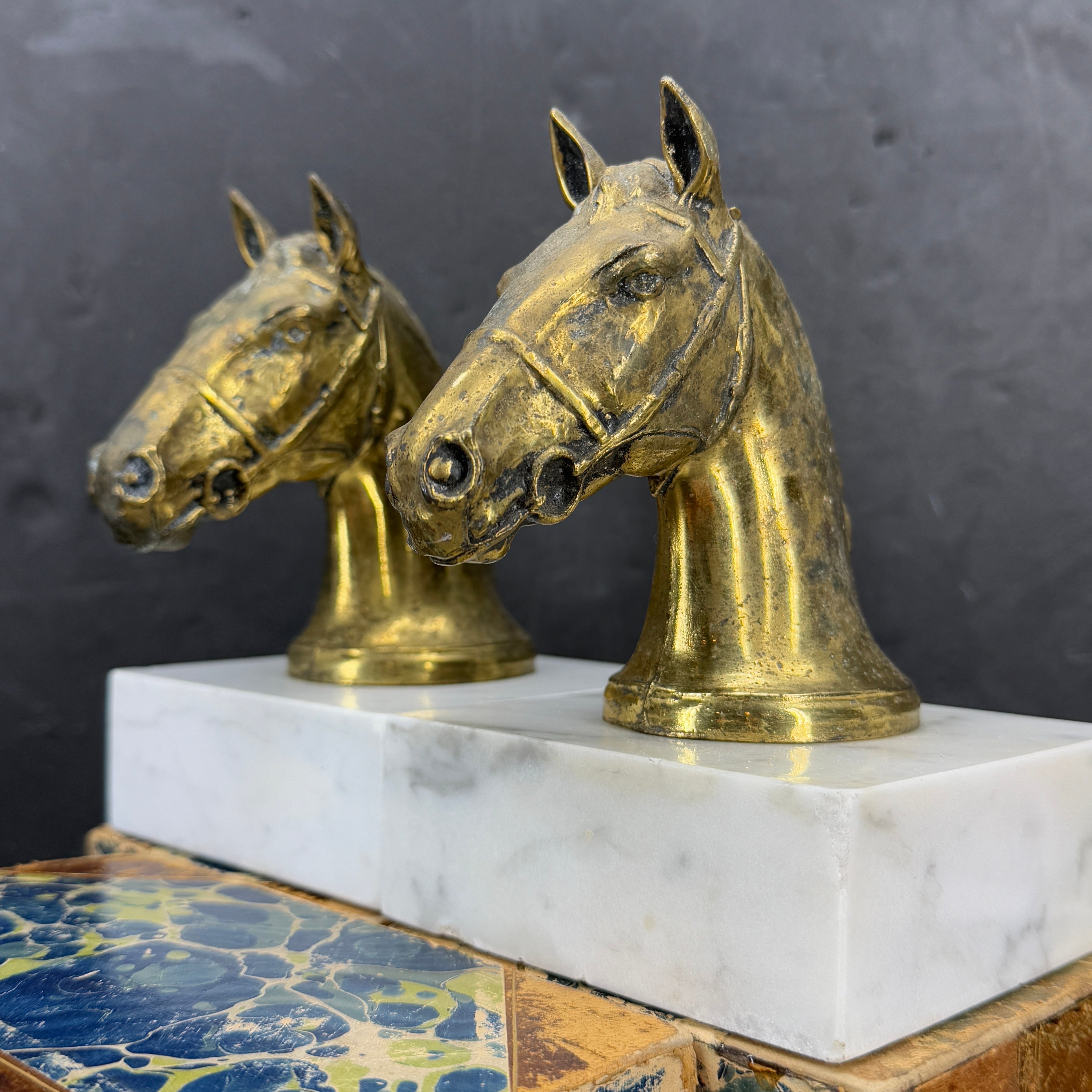 Europeo Coppia di reggilibri a forma di cavallo in bronzo dorato e marmo di metà secolo in vendita
