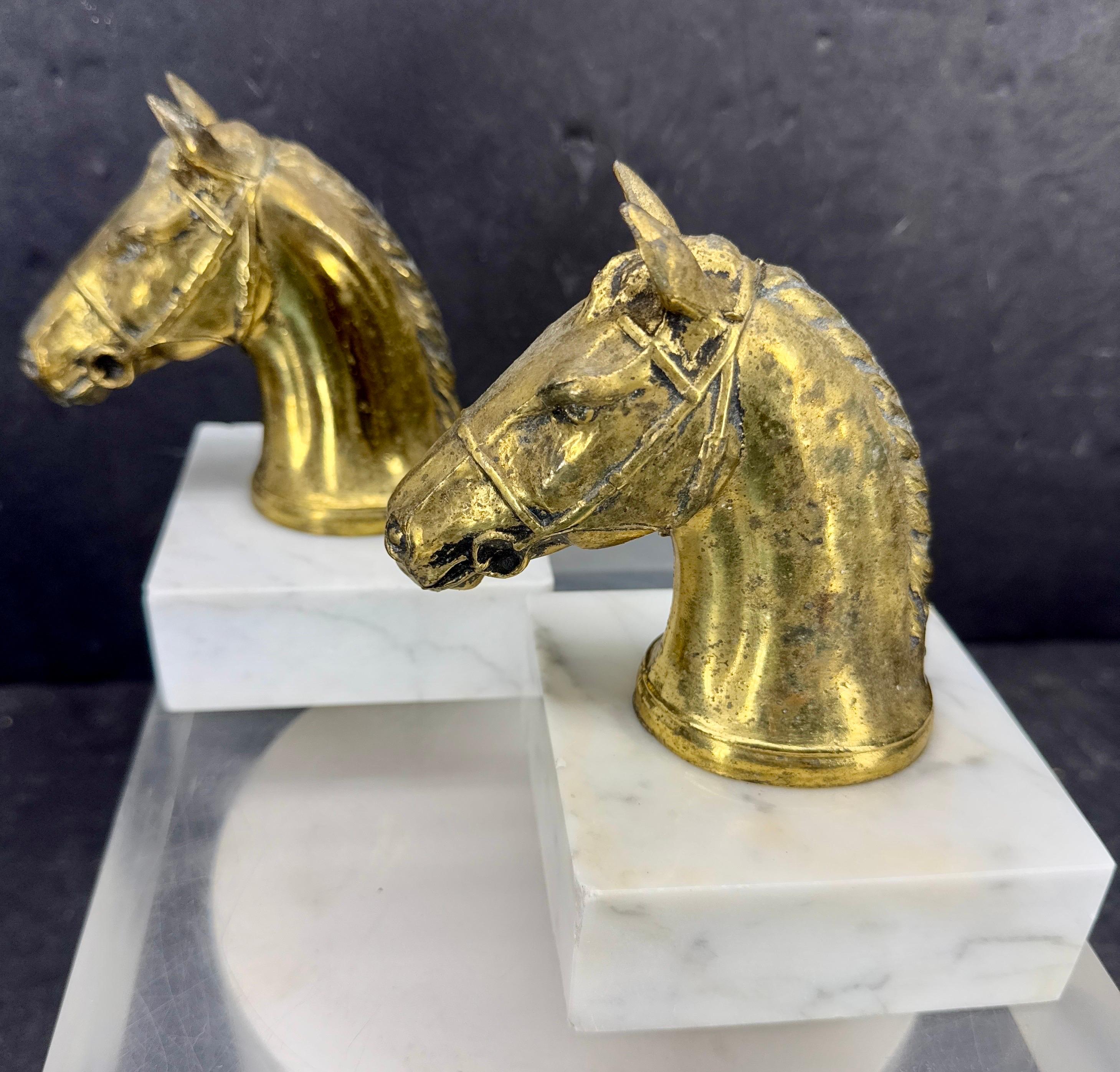 Dorato Coppia di reggilibri a forma di cavallo in bronzo dorato e marmo di metà secolo in vendita
