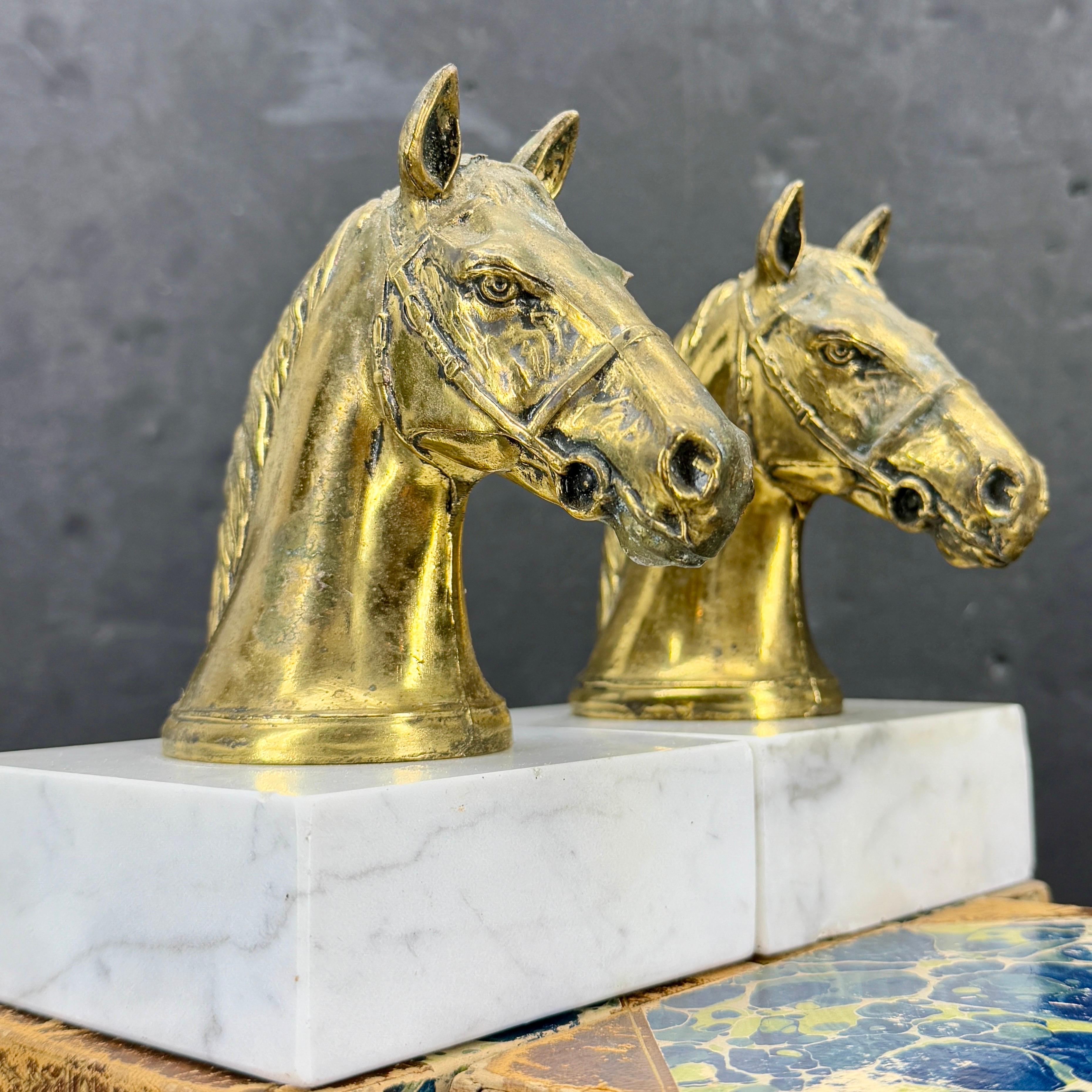 XX secolo Coppia di reggilibri a forma di cavallo in bronzo dorato e marmo di metà secolo in vendita
