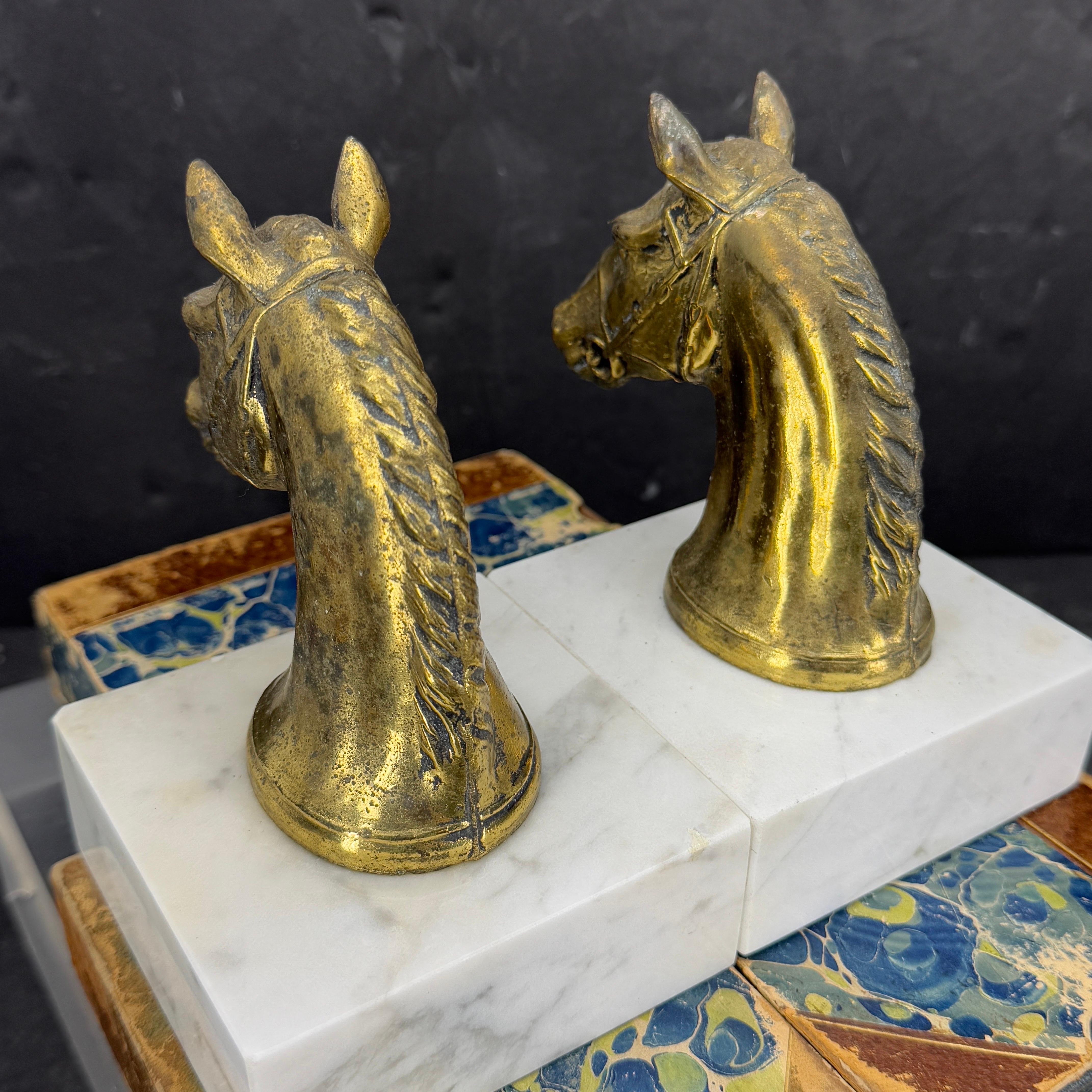 Bronzo Coppia di reggilibri a forma di cavallo in bronzo dorato e marmo di metà secolo in vendita