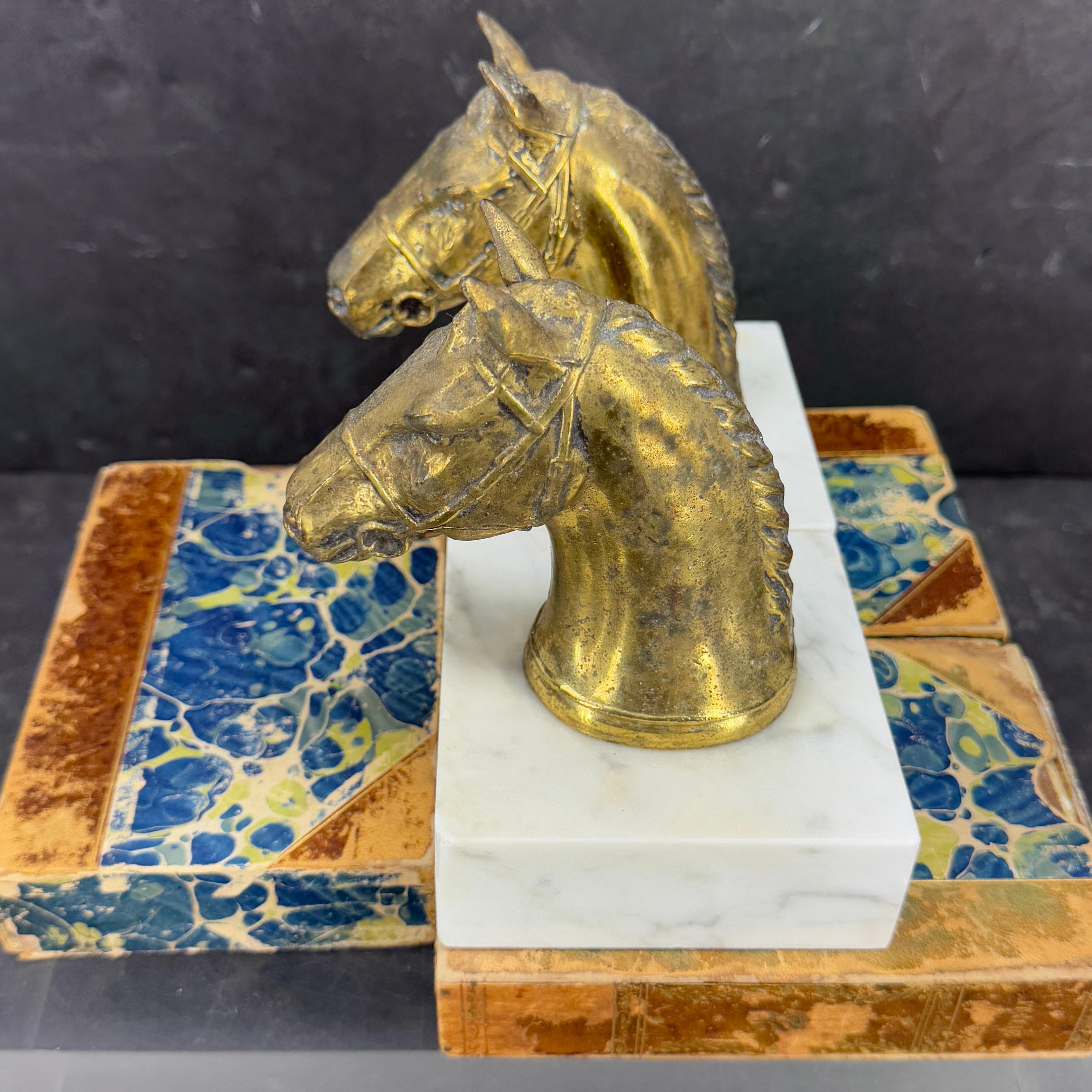 Coppia di reggilibri a forma di cavallo in bronzo dorato e marmo di metà secolo in vendita 1