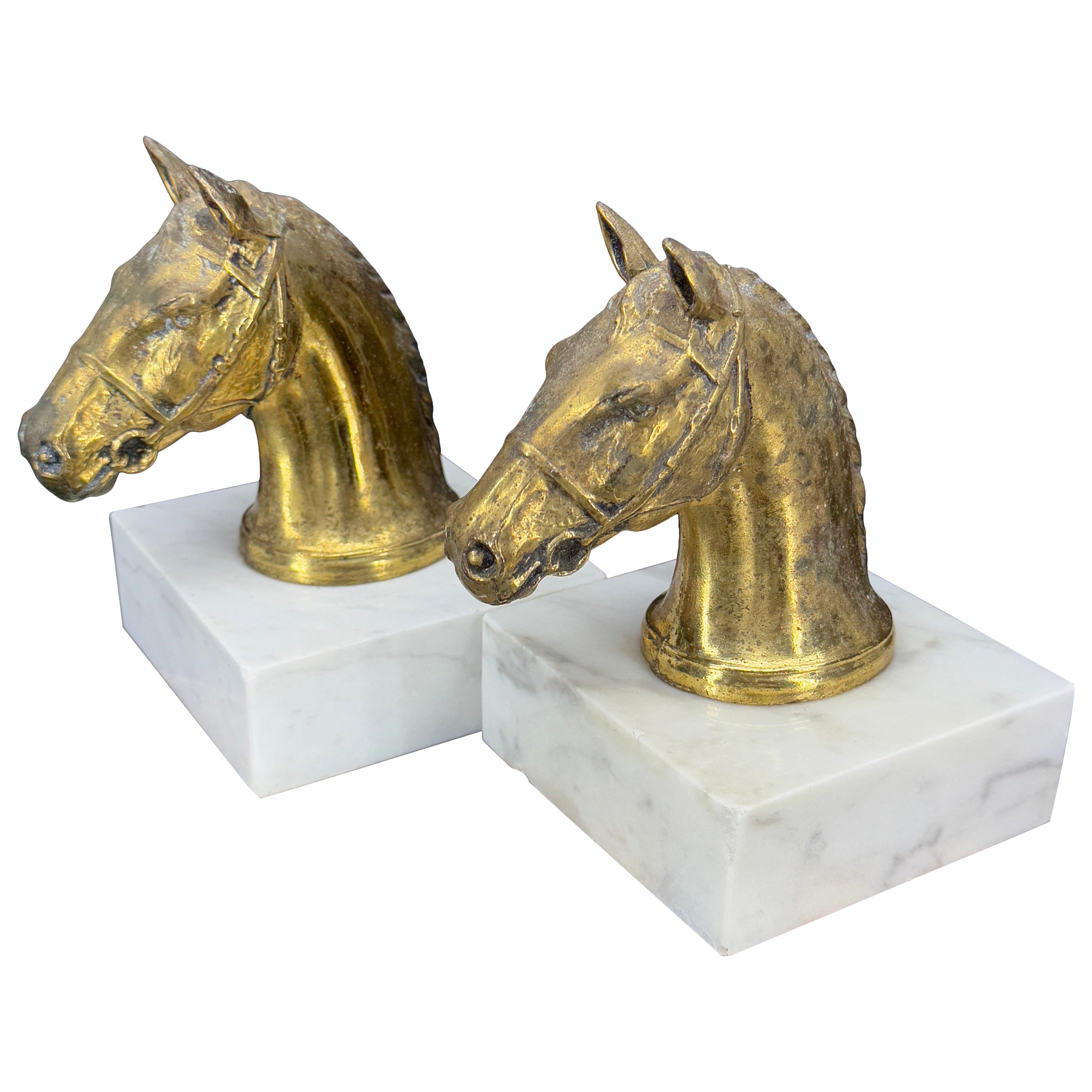 Coppia di reggilibri a forma di cavallo in bronzo dorato e marmo di metà secolo in vendita