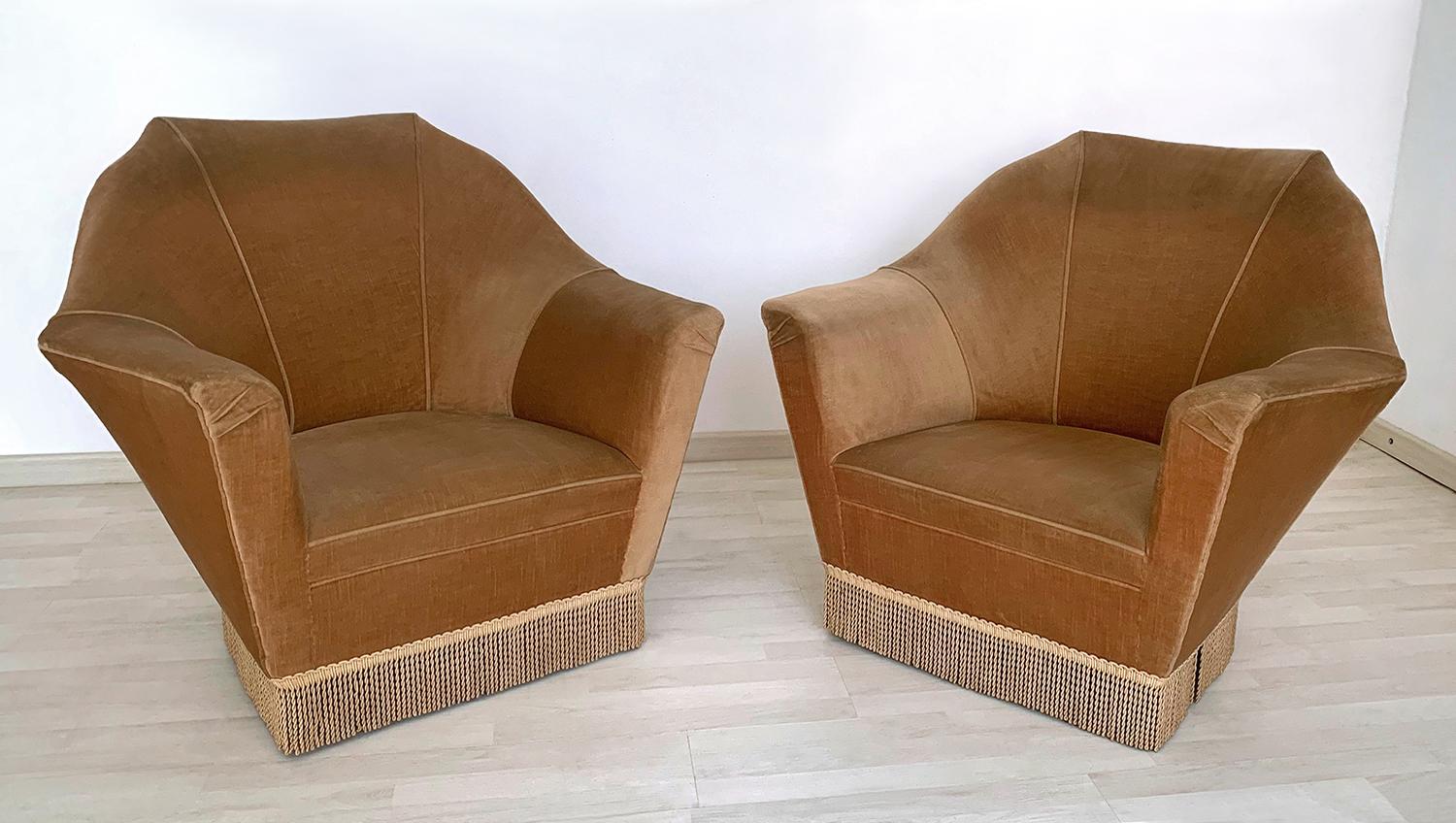 A pair of rare and iconic Italian Armchairs designed by Ico Parisi and produced by Ariberto Colombo in the 1950s.
The curves and pronounced lines of the design give the armchairs a modern and elegant look, with deep and very comfortable seats that
