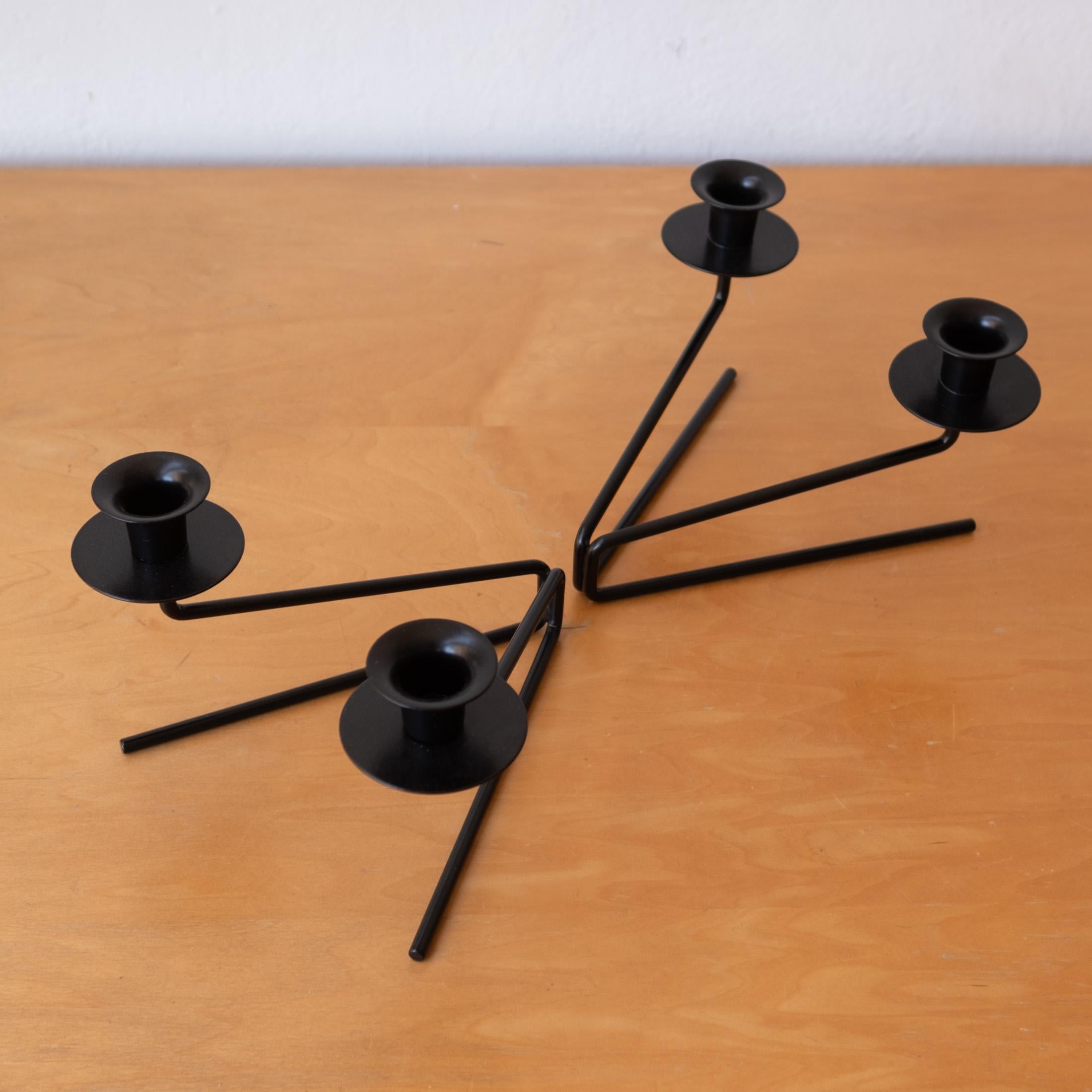 Una coppia di candelabri in ferro della metà del secolo. Grande design geometrico. Sarebbe un meraviglioso centrotavola.  Stati Uniti, 1950. 

Ciascuna misura 7