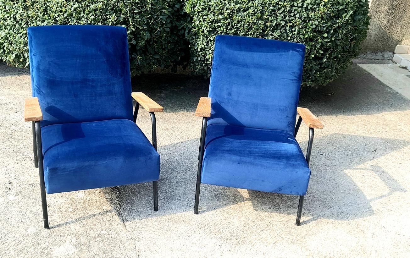 Mid-Century Modern Mid Century Pair of Italian Arm Chairs For Sale