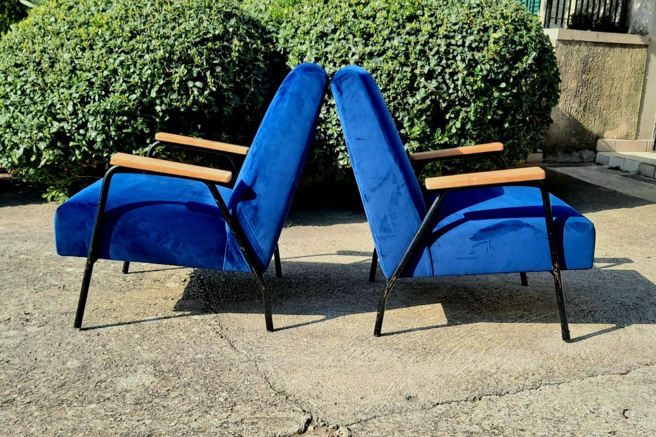 Mid Century Pair of Italian Arm Chairs In Good Condition For Sale In Los Angeles, CA