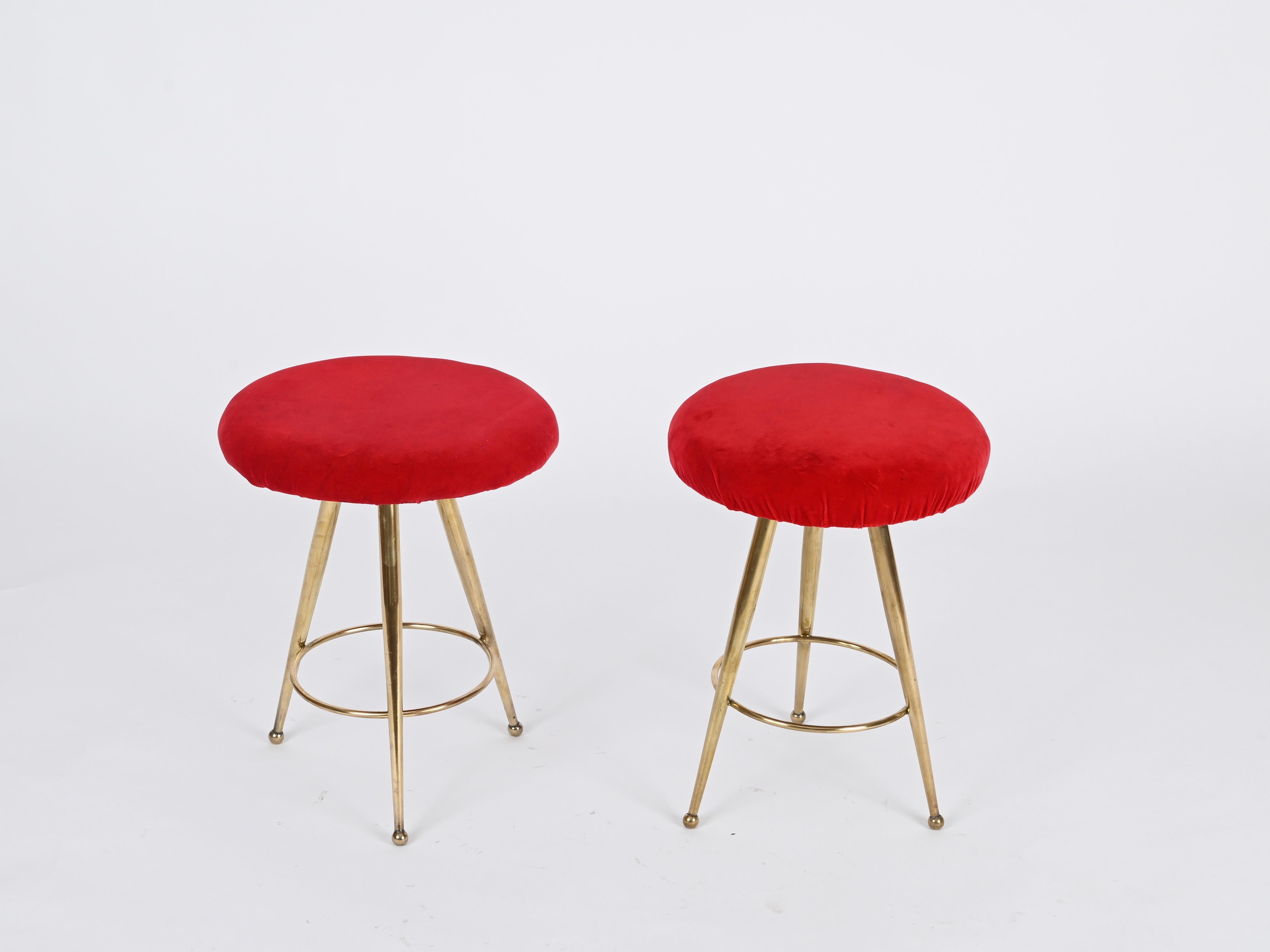 Mid-Century Pair of Italian Tripod Stools in Red Velvet and Brass, 1950s For Sale 4