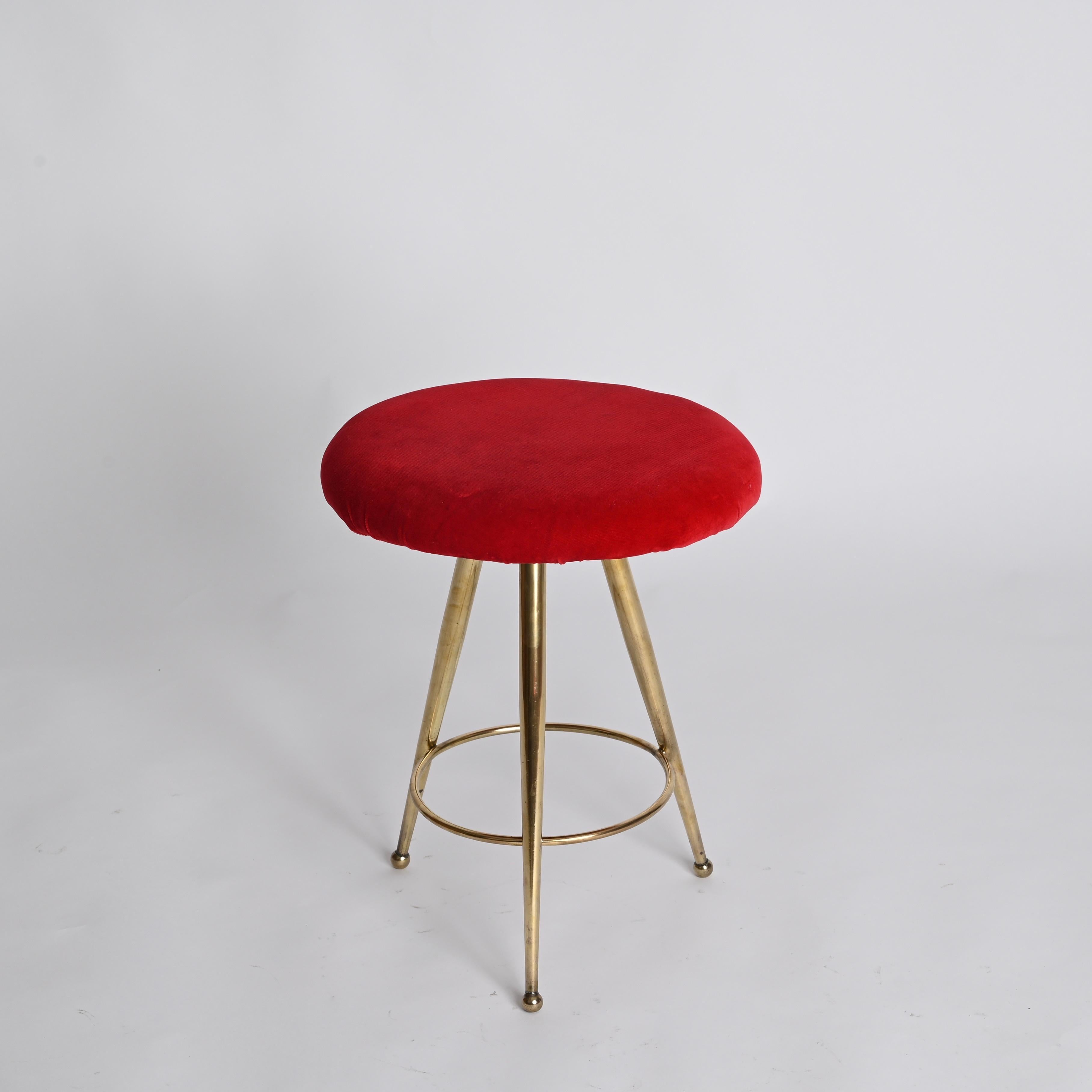 Mid-Century Pair of Italian Tripod Stools in Red Velvet and Brass, 1950s For Sale 6