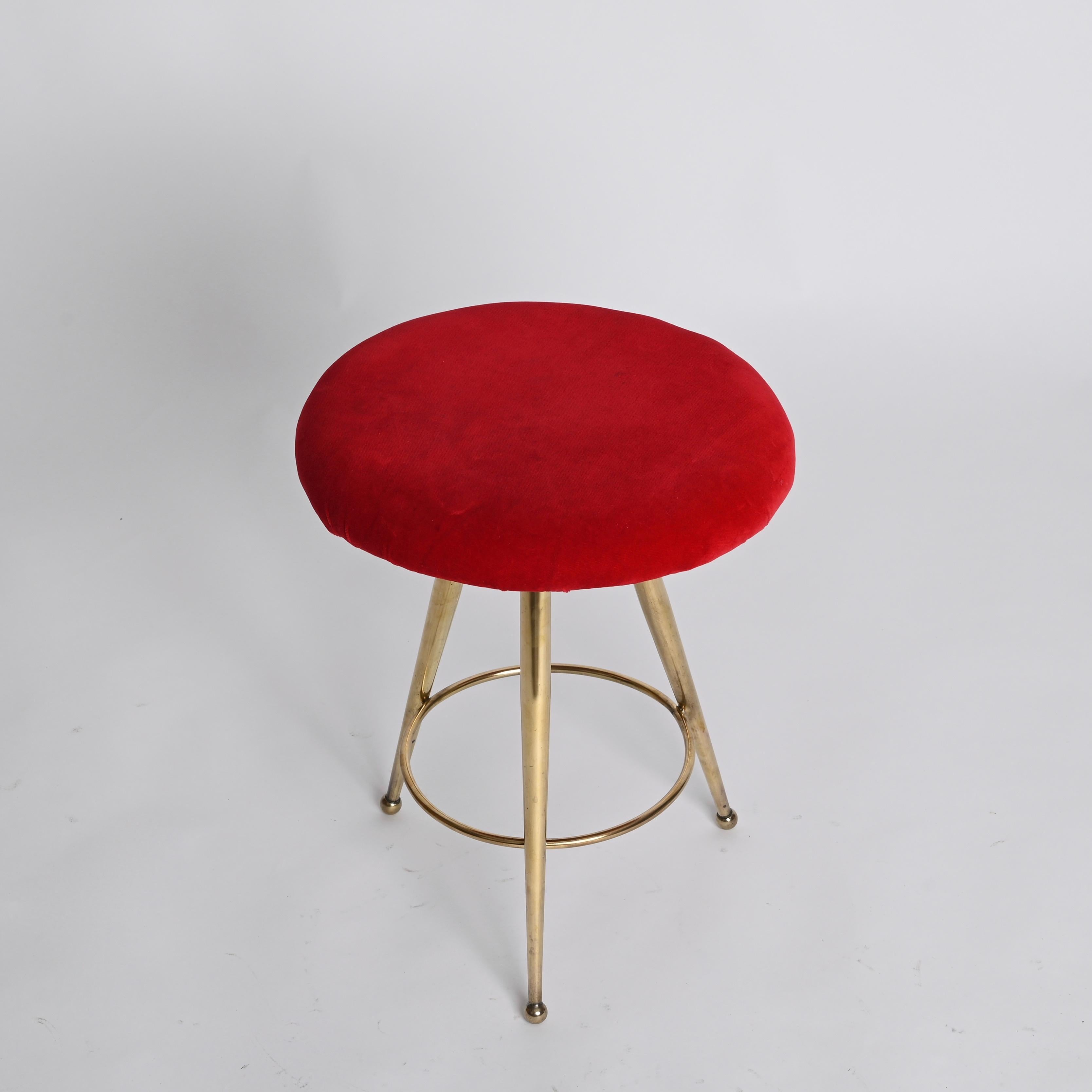 Mid-Century Pair of Italian Tripod Stools in Red Velvet and Brass, 1950s For Sale 7