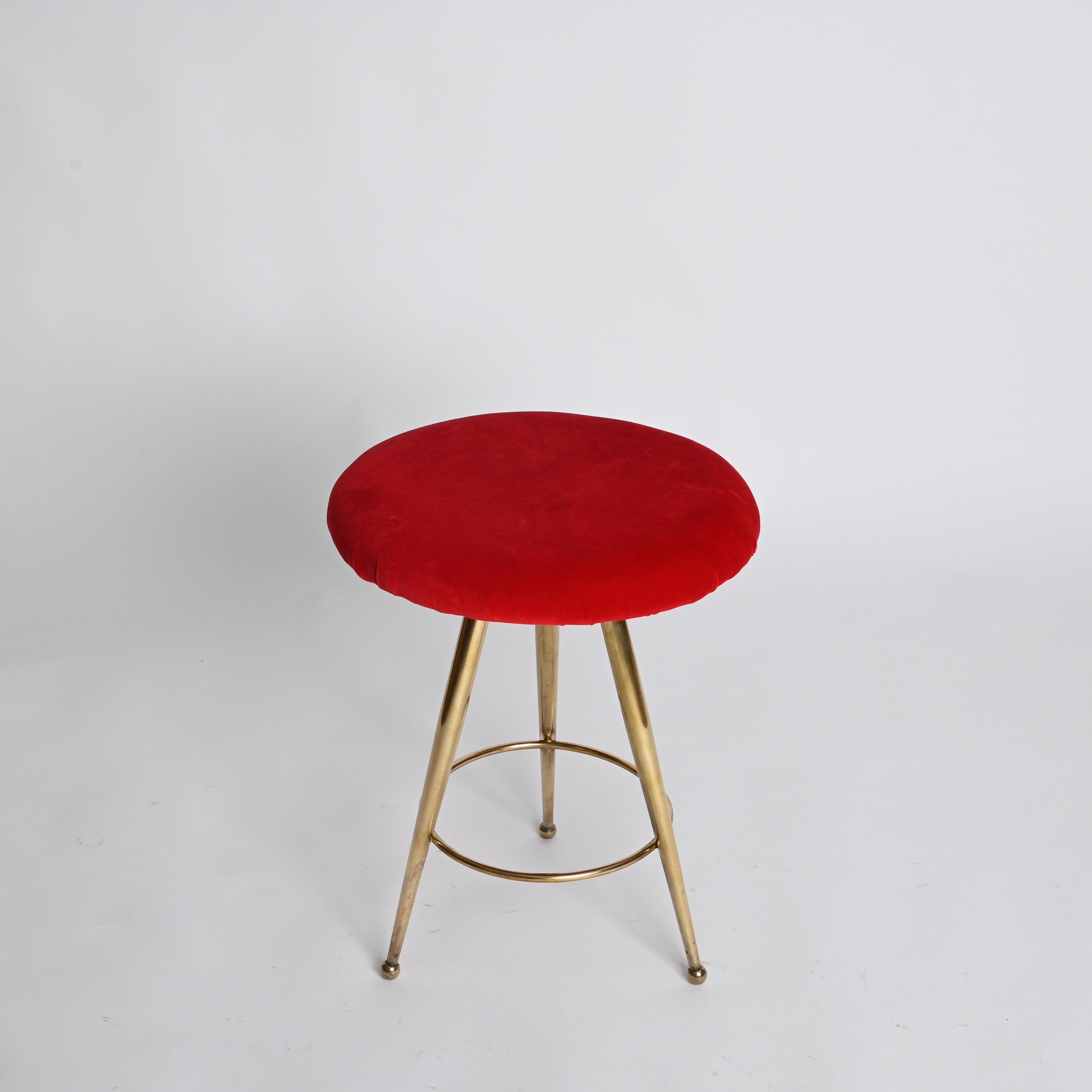 Hand-Crafted Mid-Century Pair of Italian Tripod Stools in Red Velvet and Brass, 1950s For Sale